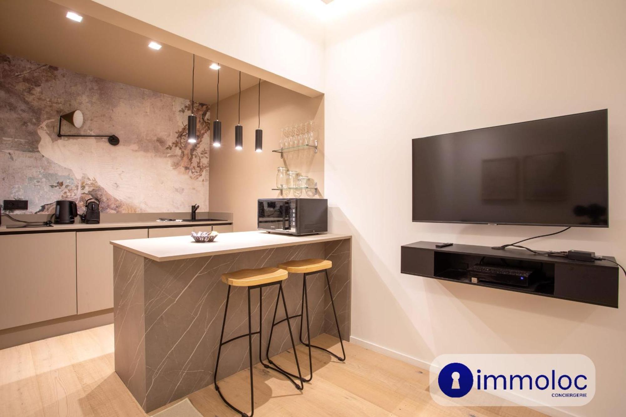 Air-conditioned In Old