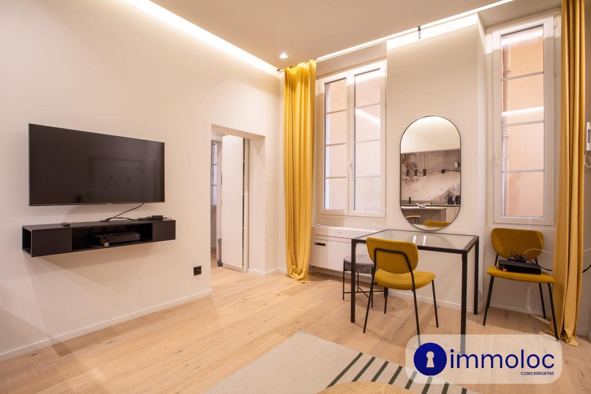 Air-conditioned In Old Apartment
