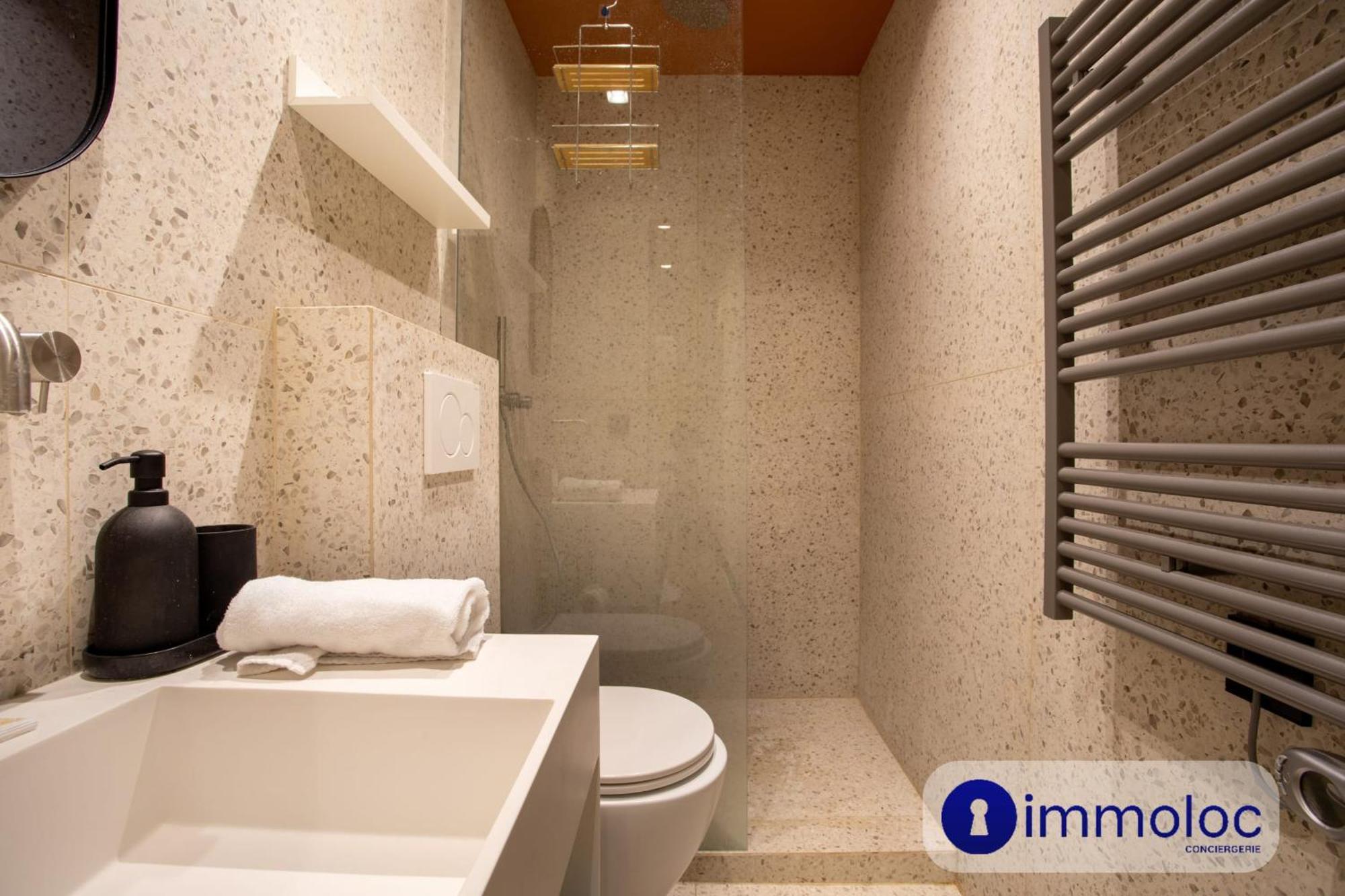 Air-conditioned In Old Apartment