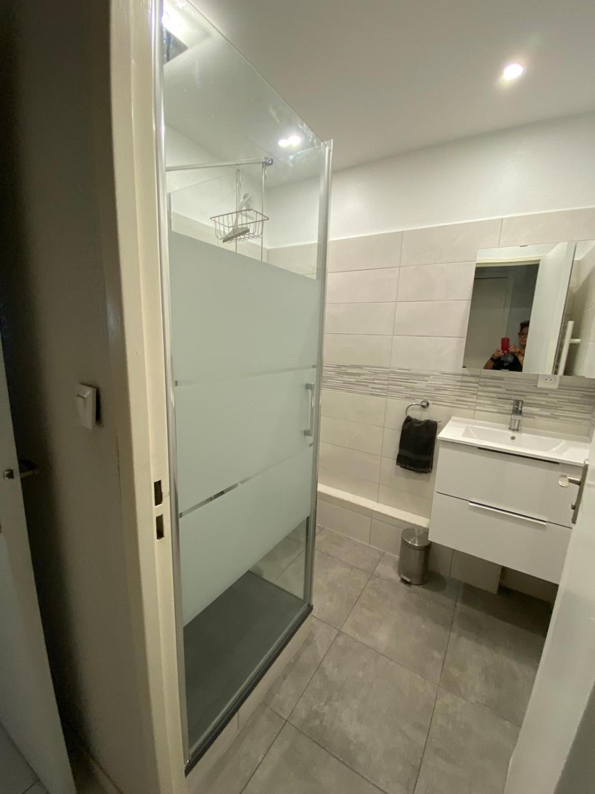 Spacious 2 Bedroom 1 Block From Beaches - And The Tram Apartment Nice