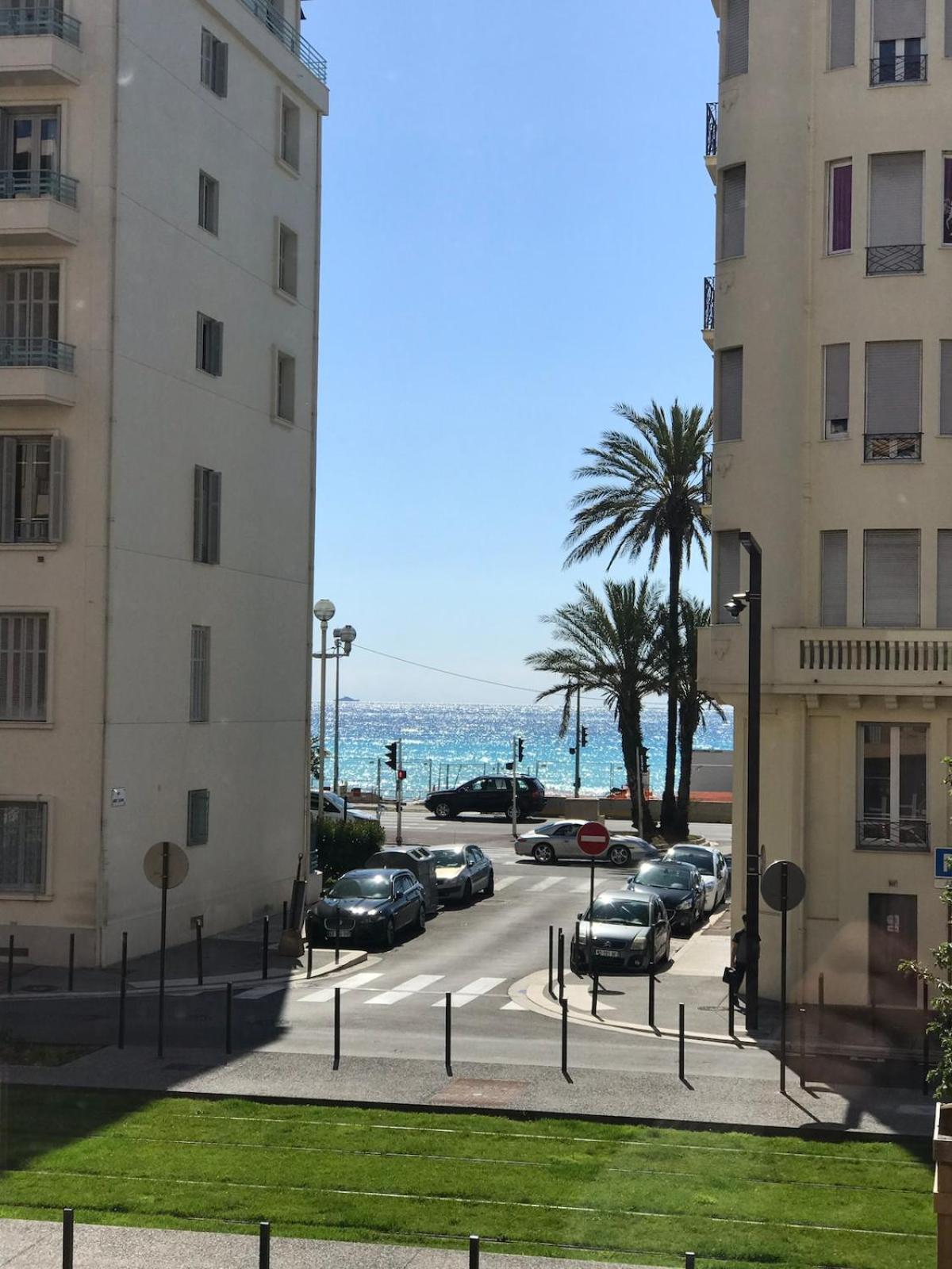 Apartment Spacious 2 Bedroom 1 Block From Beaches - And The Tram Nice