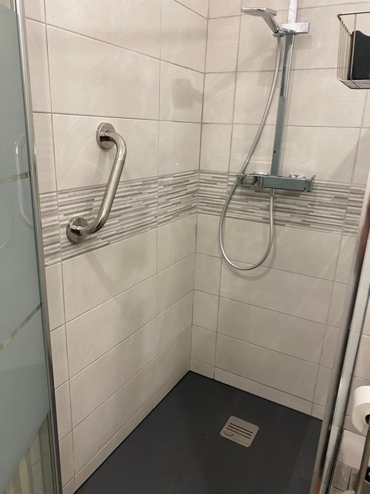 Spacious 2 Bedroom 1 Block From Beaches - And The Tram * Nice