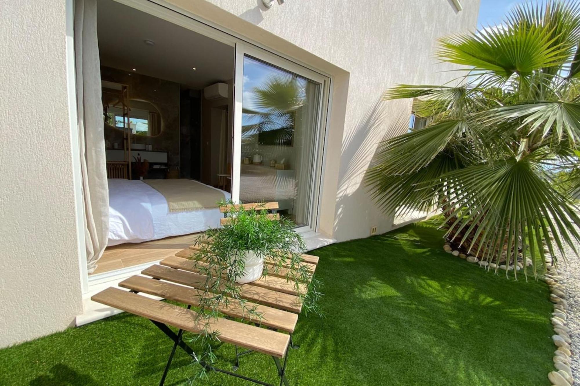 Superb Modern - Sea View Pool Holiday home *