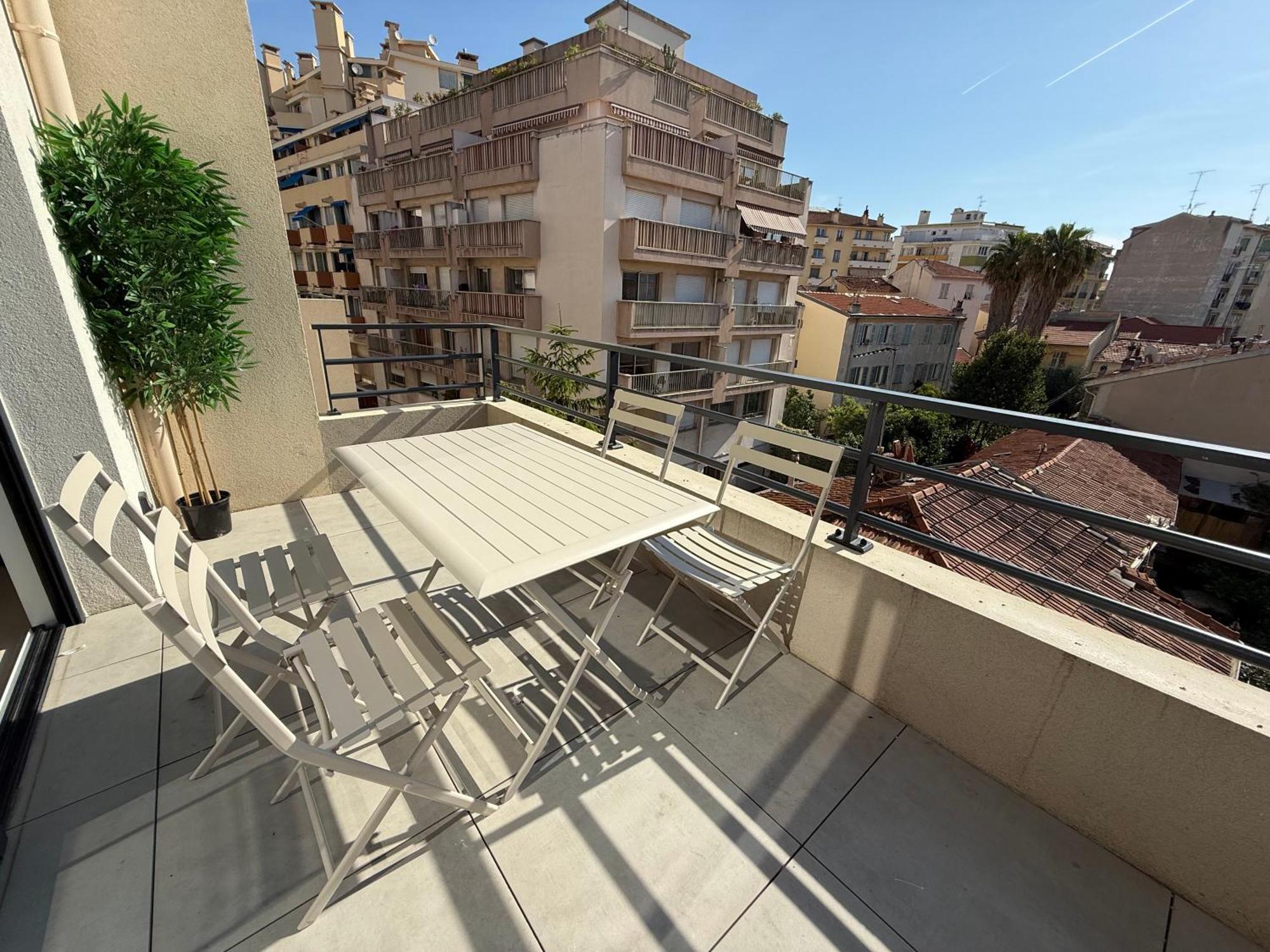 Apartment T2 Avec Terrasse Et Parking Prive Au Coeur De Nice