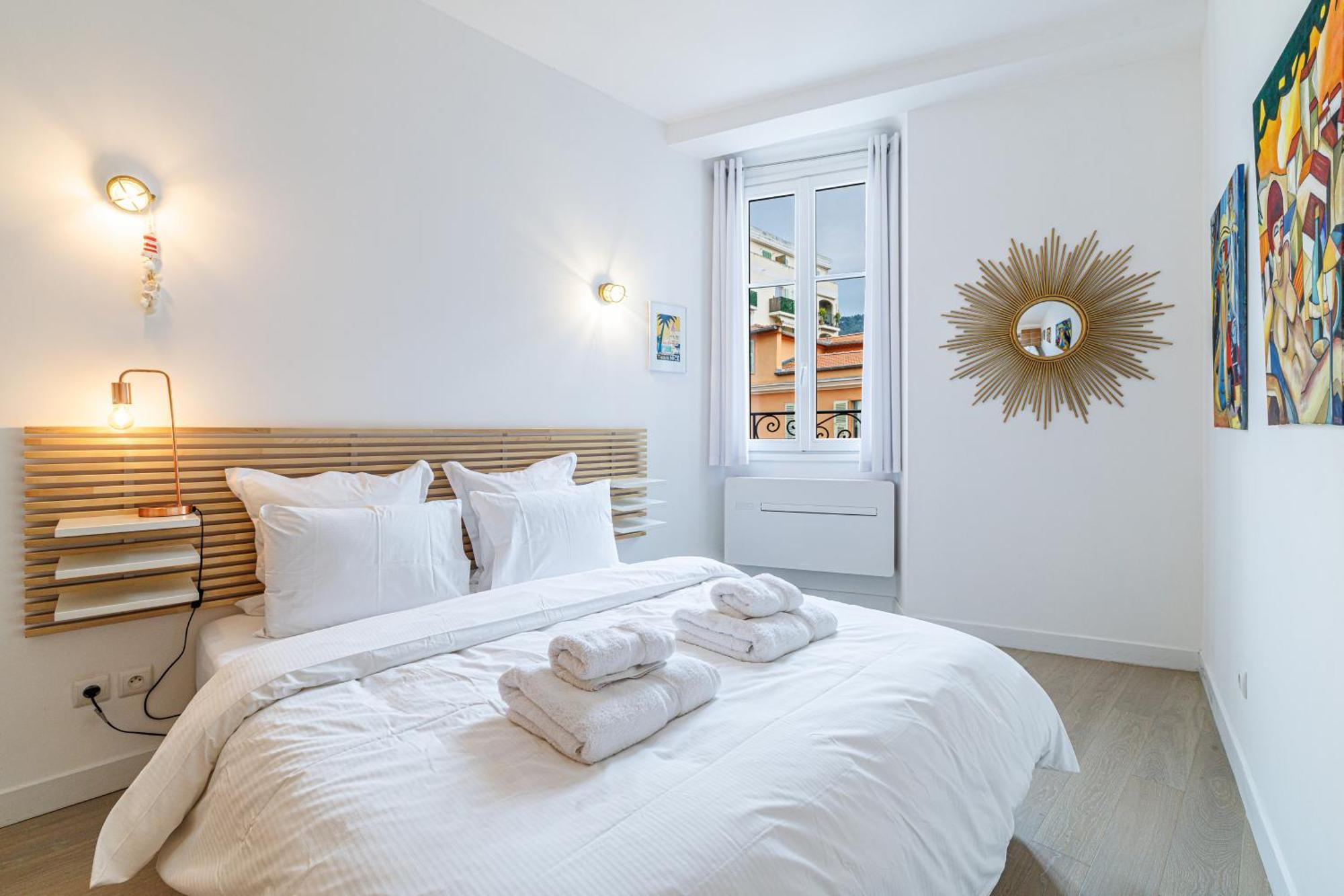 Sunlight - Archibald - Port Area, 2 Bedrooms, Stunning With Balcony & Parking *