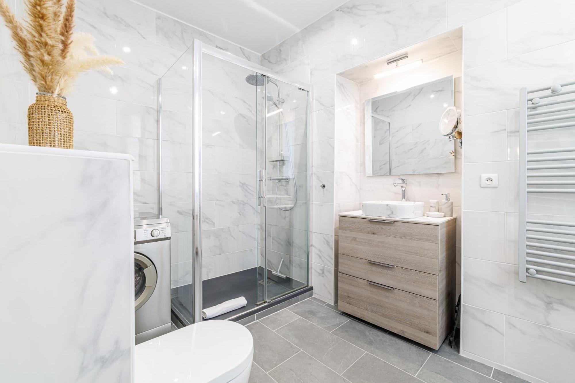 Sunlight - Archibald - Port Area, 2 Bedrooms, Stunning With Balcony & Parking Nice