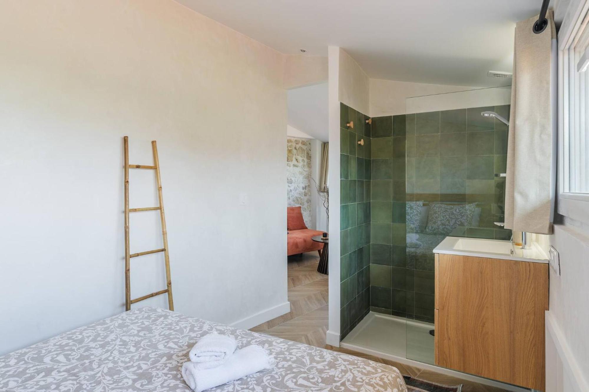 12, Boulevard Jean Jaures - *