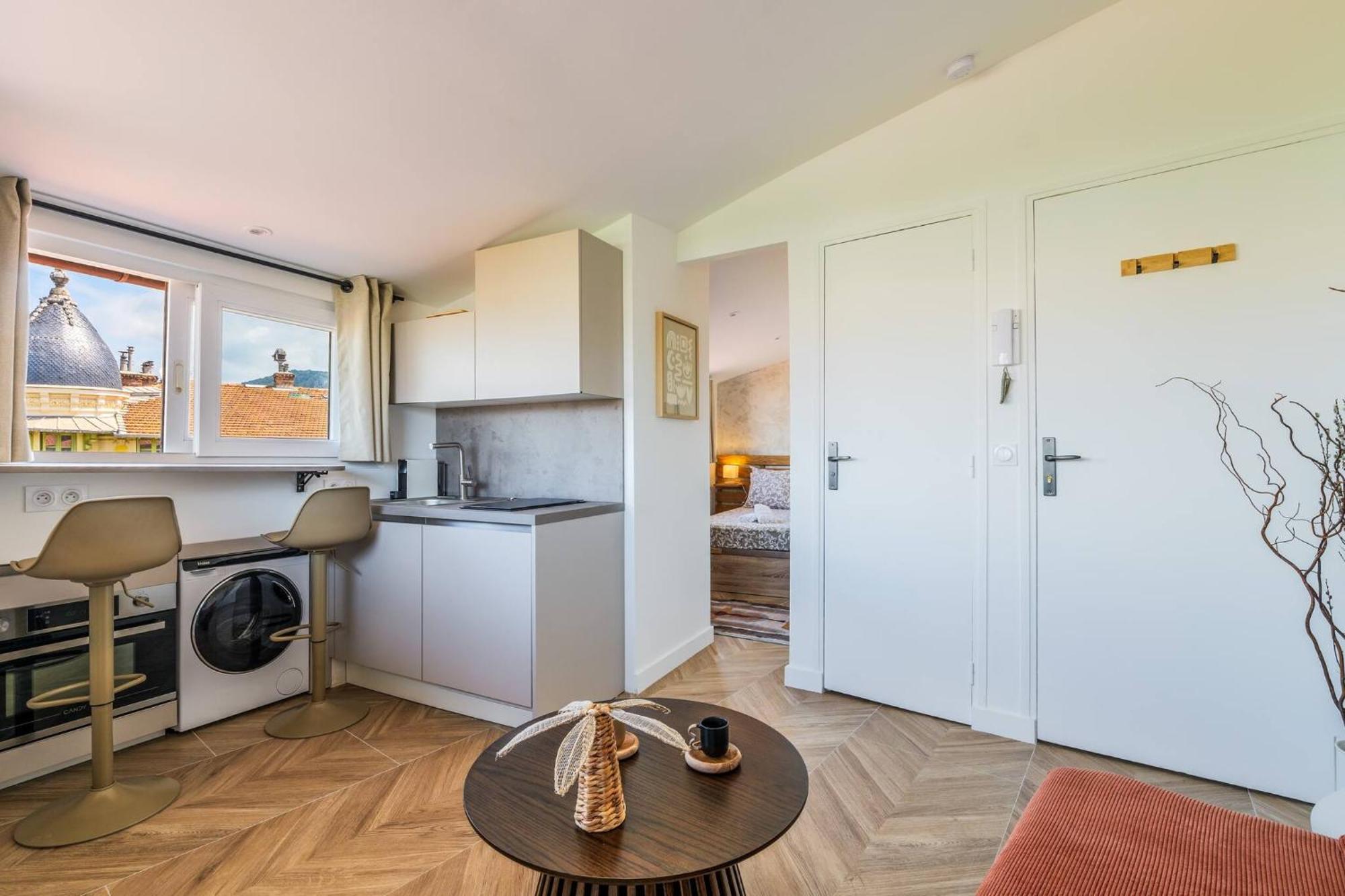 12, Boulevard Jean Jaures - * Nice