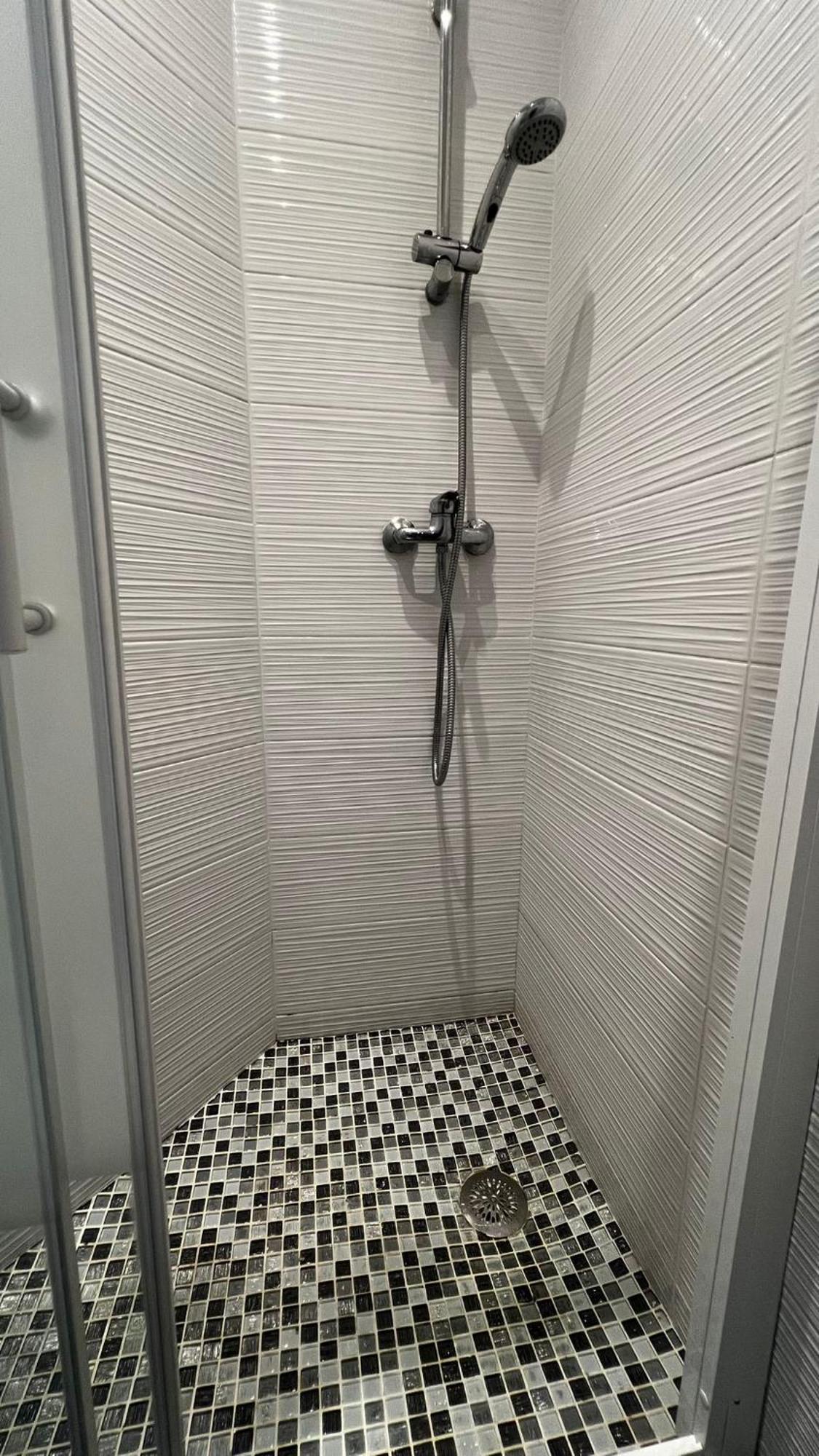 One Bedroom Near Train Station * Nice