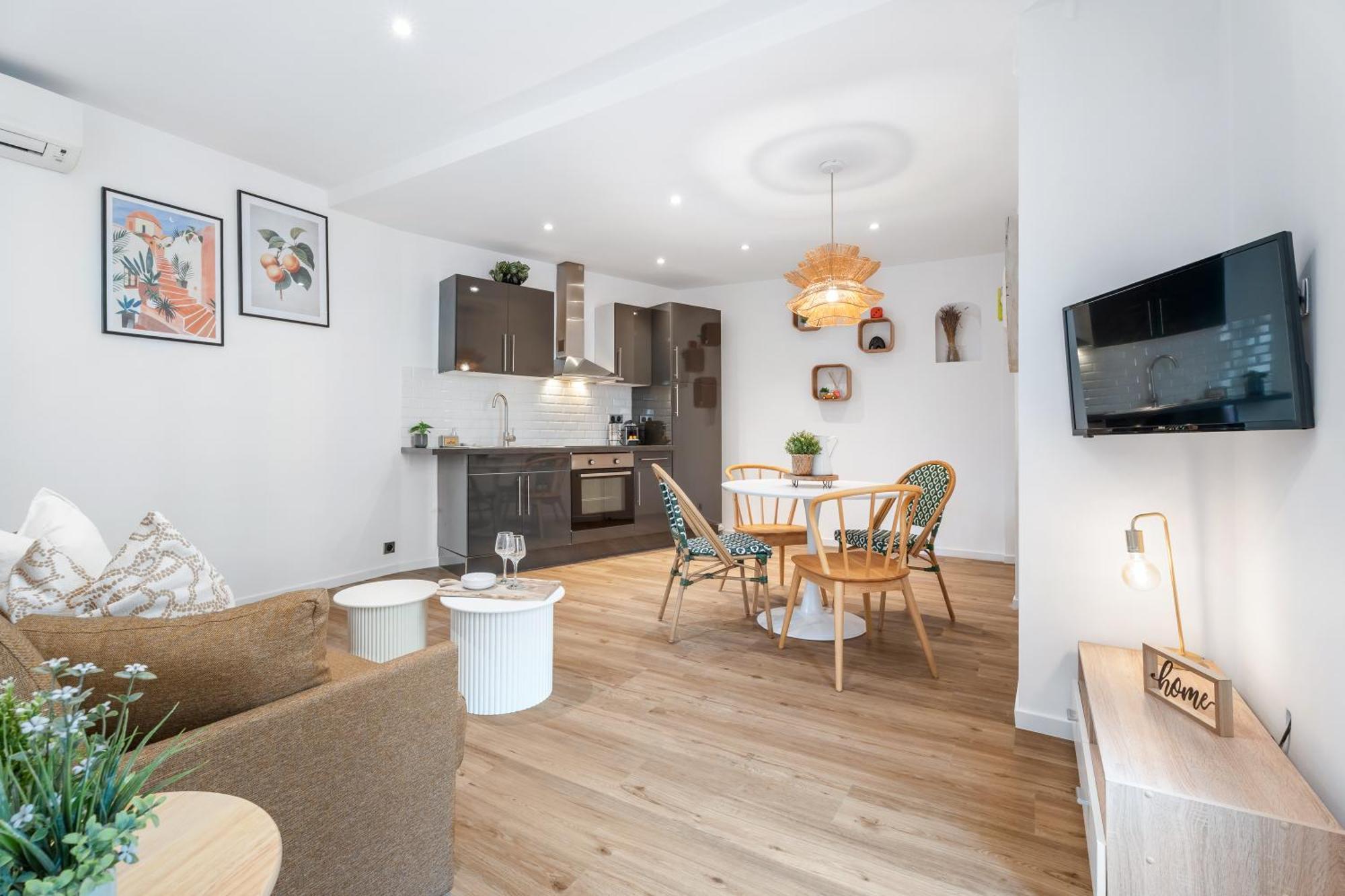 Renting - 35 Massena - Architect Flat Ultimate Charm Massena Center Apartment Nice