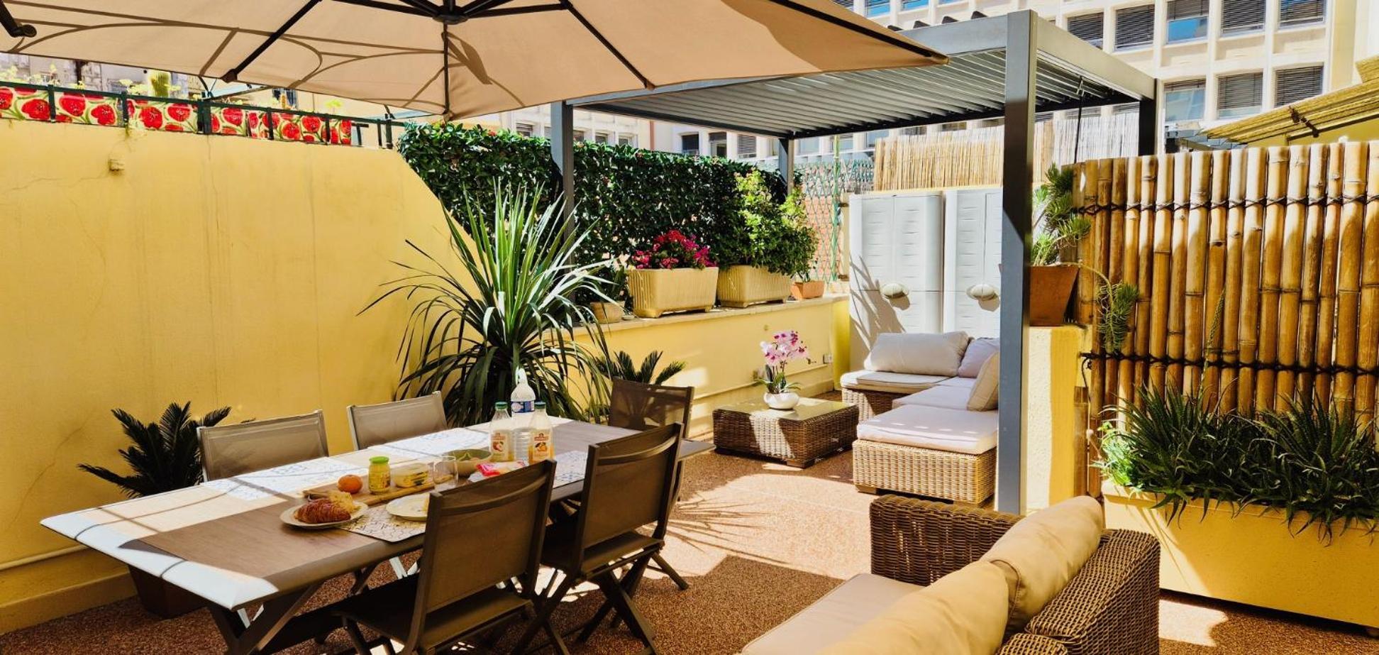 Elegant In Centre With Grand Terrace Apartment