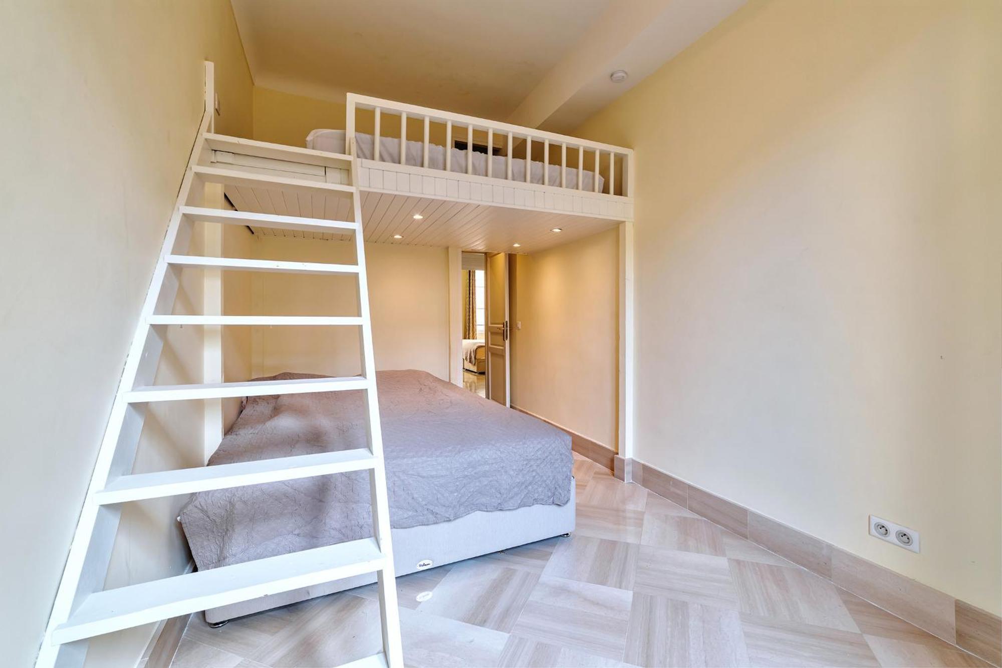 Elegant In Centre With Grand Terrace Apartment *