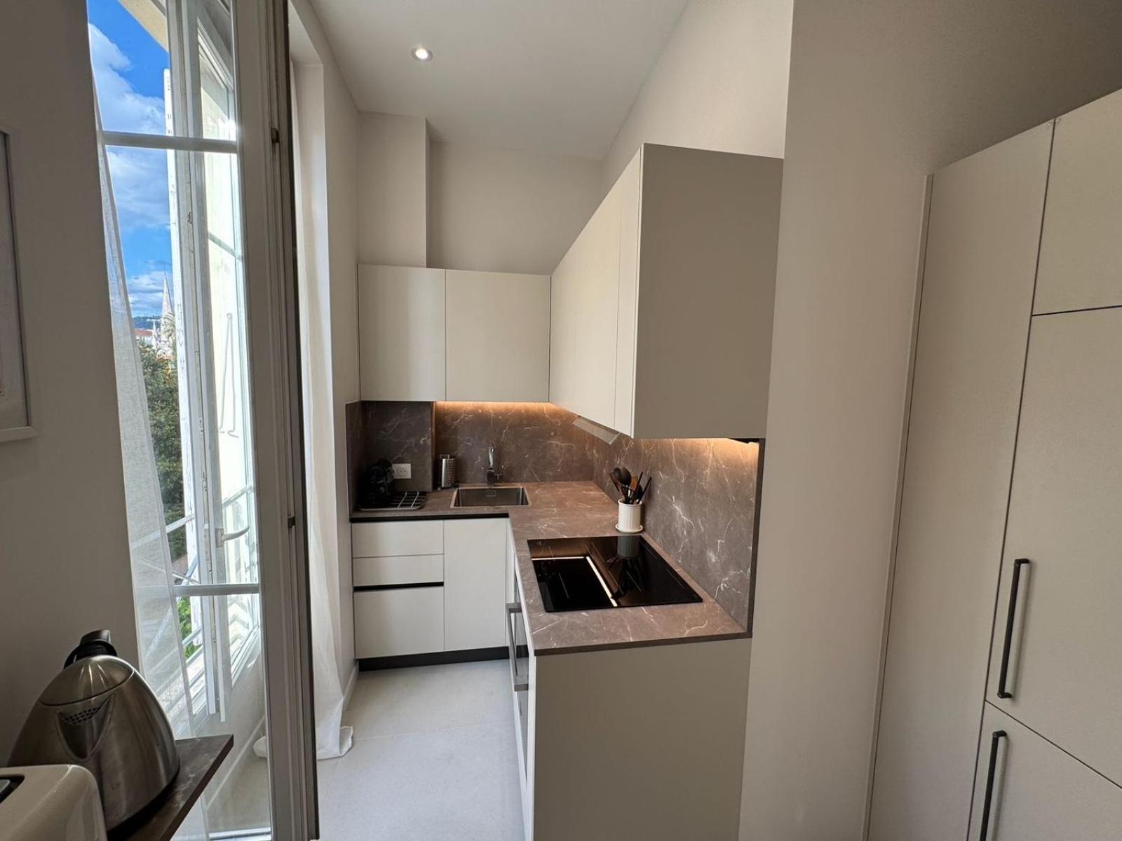 Ambassador Promenade ! Apartment *