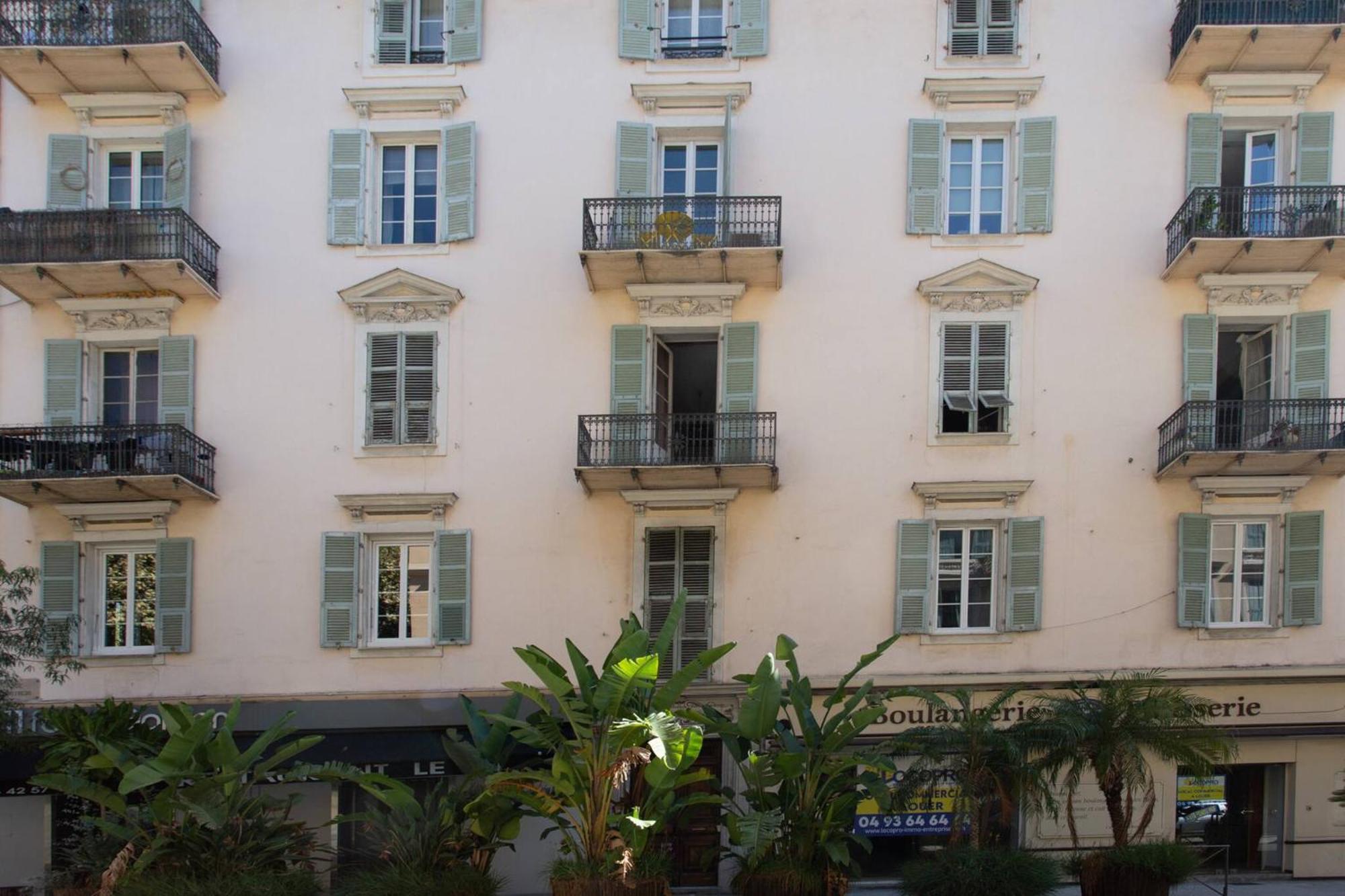 Gioa- Avec Balcon, Place Garibaldi -paillon Nice