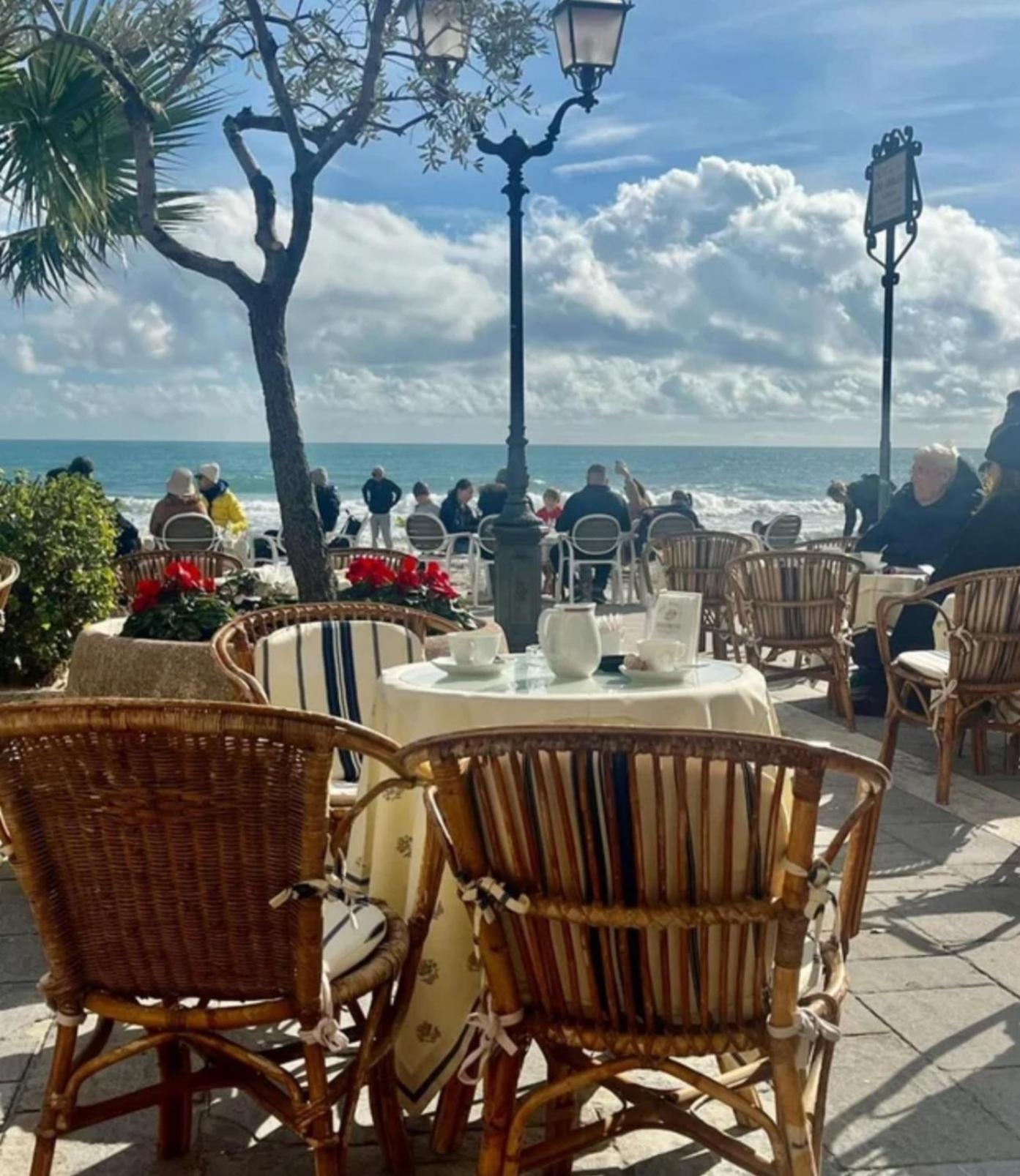 Apartment Seaside Place,1 Min To The Beach, Wi Fi, Parking