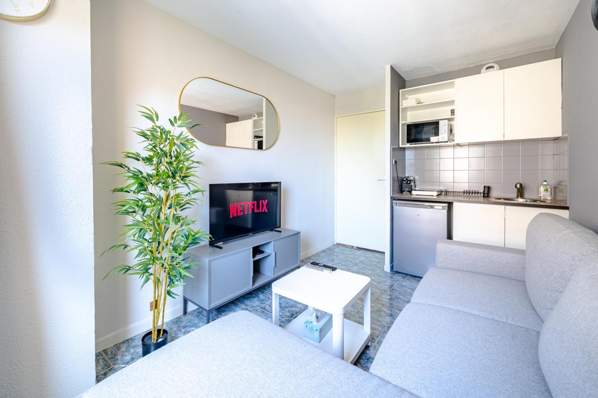 Cosy 2-room Flat - Train Station - Center Apartment *