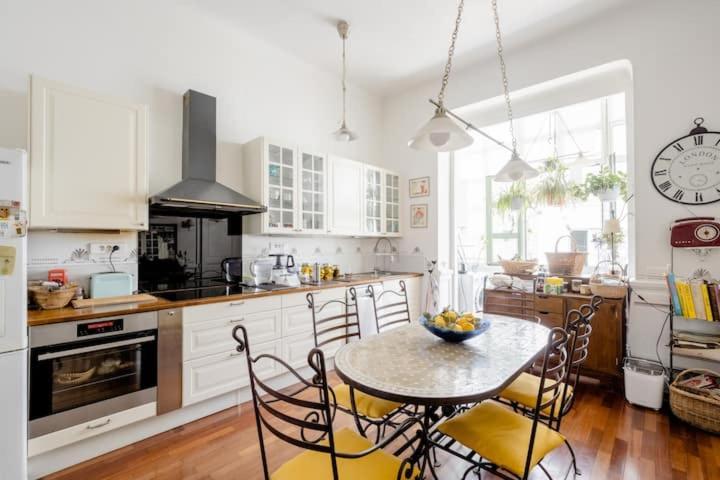 Guest Bedroom In Private Home, Quiet, Elegant, 10 Mins To Beach, 1 Triple And 1 Double Bedrooms *