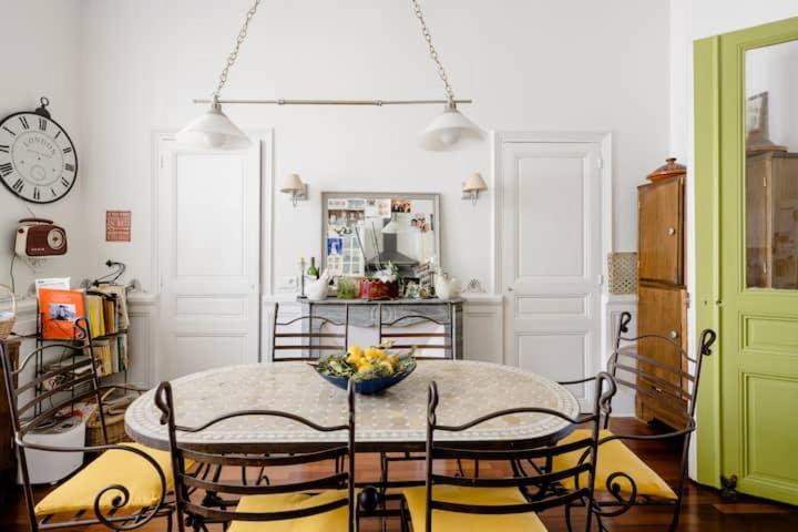 Homestay Guest Bedroom In Private Home, Quiet, Elegant, 10 Mins To Beach, 1 Triple And 1 Double Bedrooms