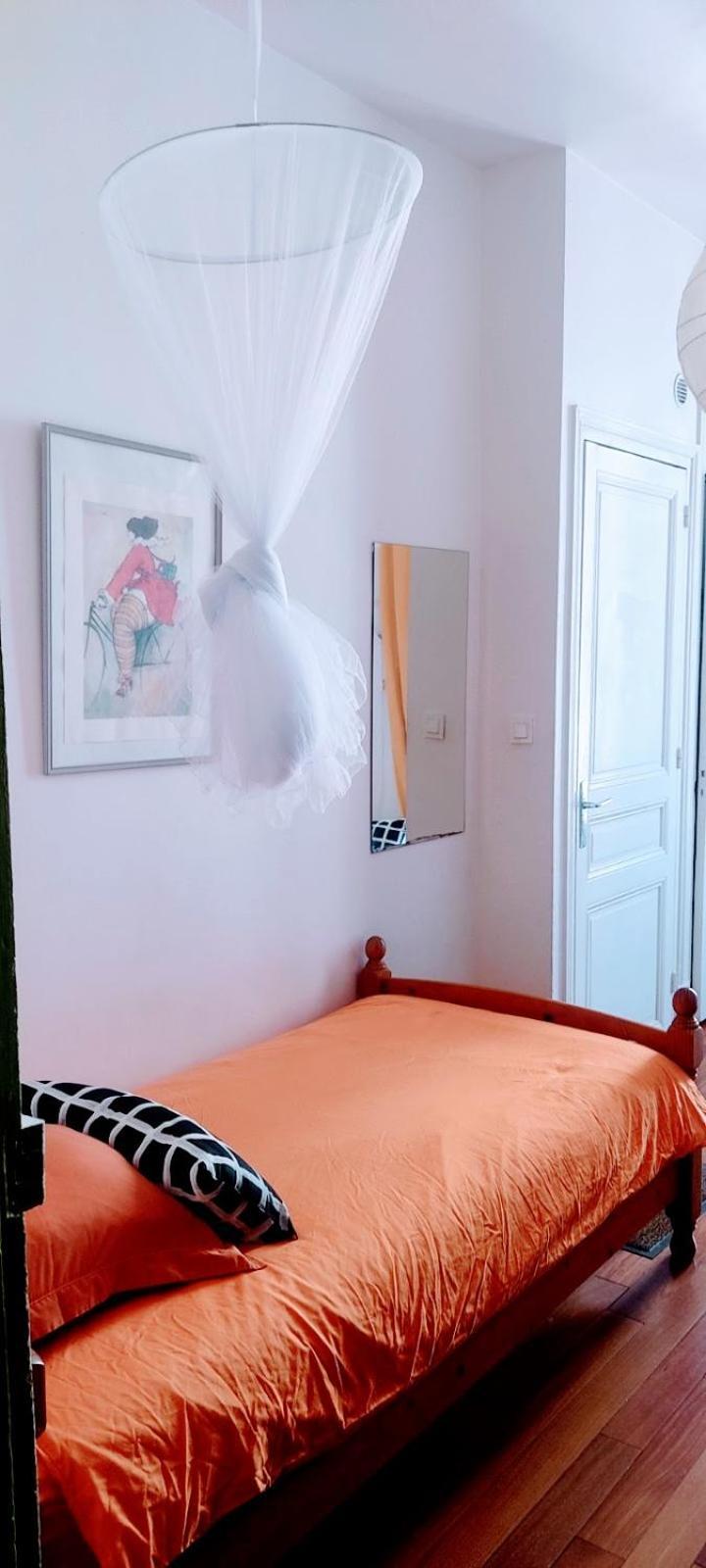 Homestay Guest Bedroom In Private Home, Quiet, Elegant, 10 Mins To Beach, 1 Triple And 1 Double Bedrooms *