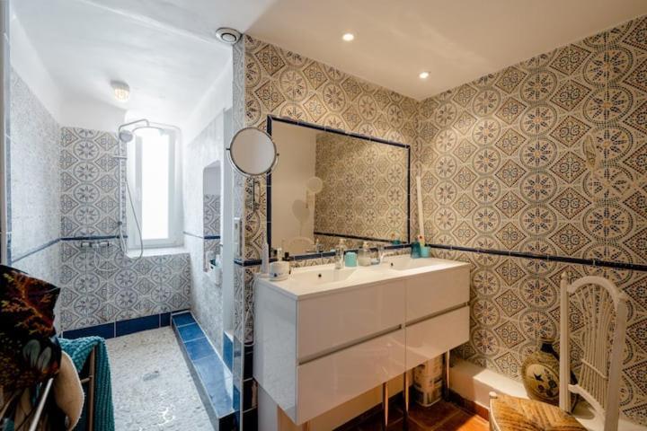 Guest Bedroom In Private Home, Quiet, Elegant, 10 Mins To Beach, 1 Triple And 1 Double Bedrooms *