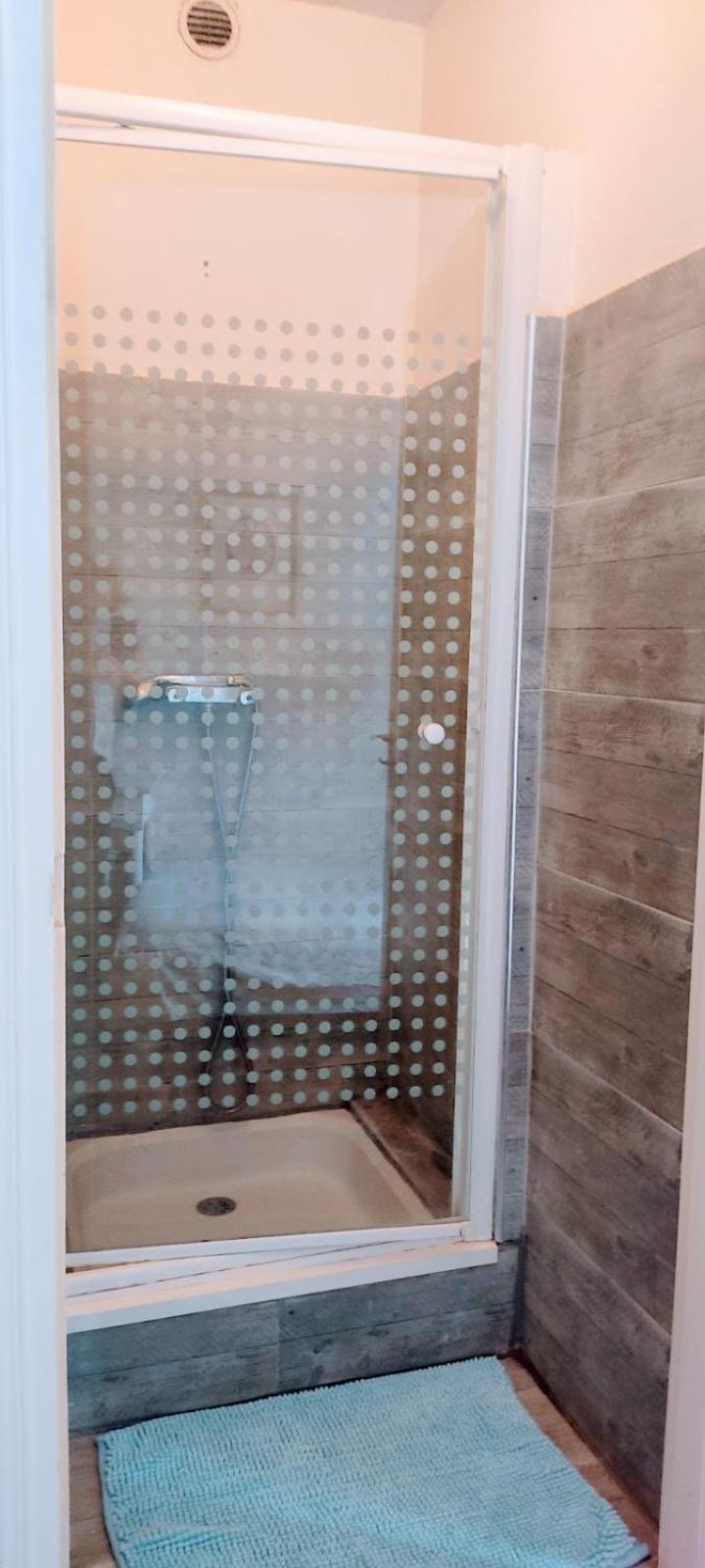 Guest Bedroom In Private Home, Quiet, Elegant, 10 Mins To Beach, 1 Triple And 1 Double Bedrooms Homestay Nice