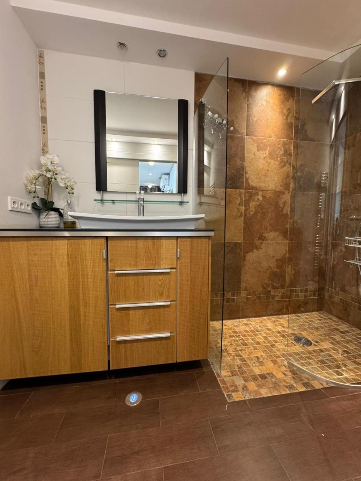 Apartment Siena - 6 Personnes Avec Terrasse Et Jacuzzi Plein Coeur Centre-ville Quartier Du Port De *