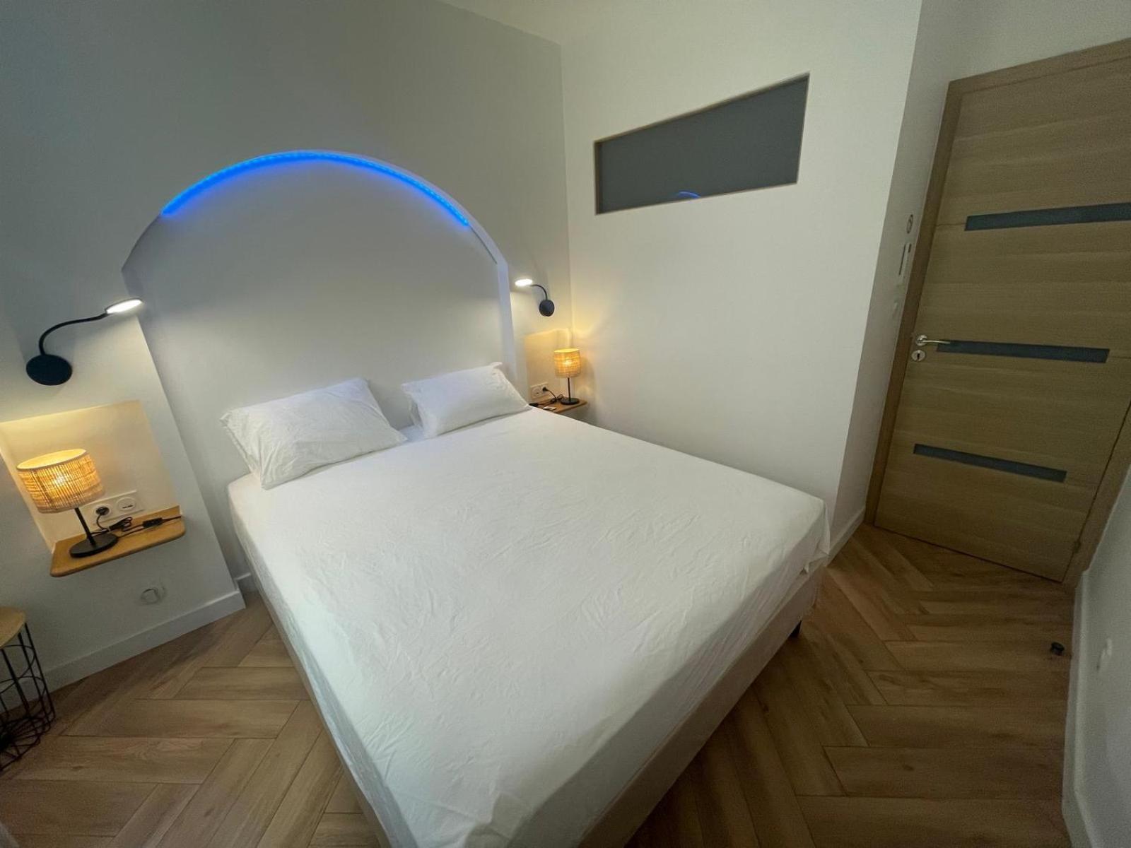 Recently Renovated In Quiet Area In Heart Of Old Apartment *