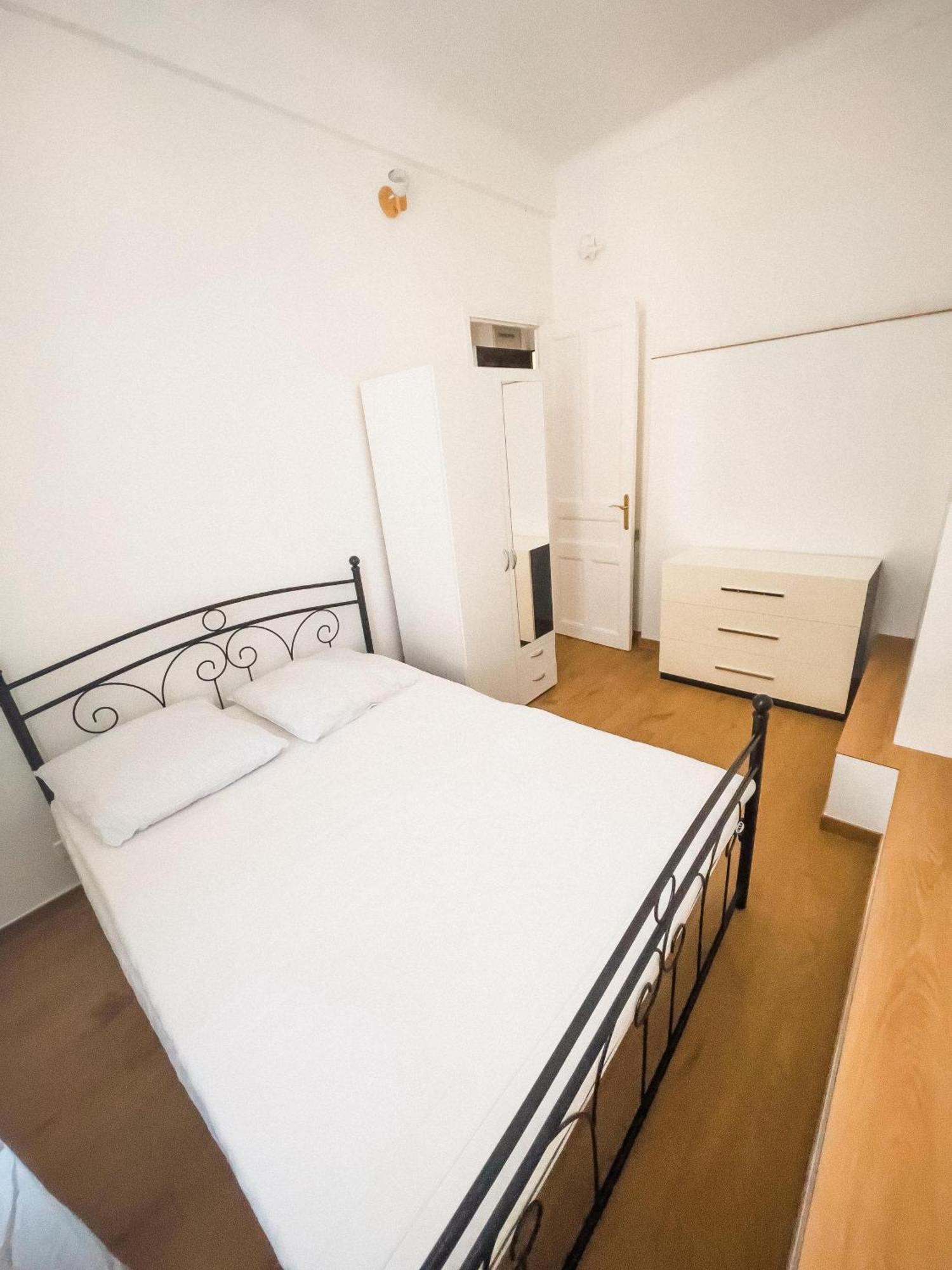 Apartment Typical Neighborhood 15 Min From *