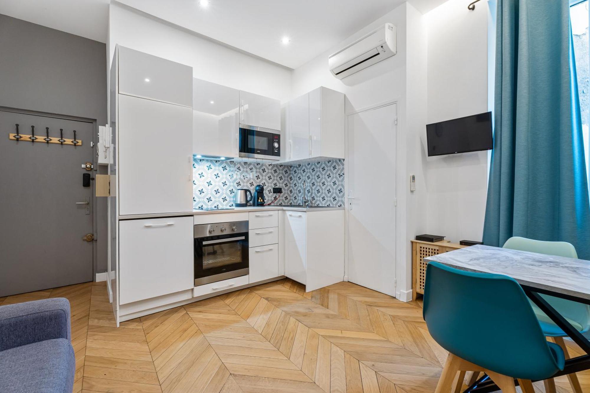 Renting - Verdun - Designer Cocoon Massena Calm Air Conditioning Apartment *