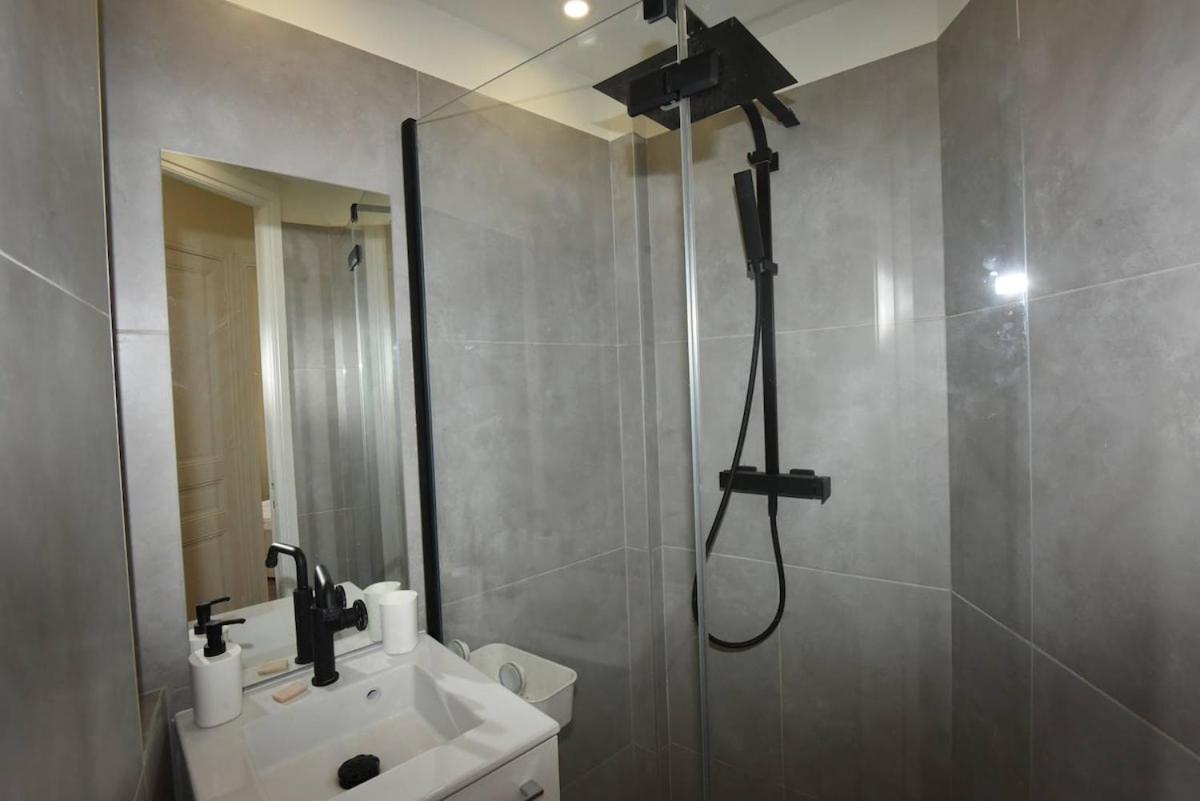 Signature Trachel Nice