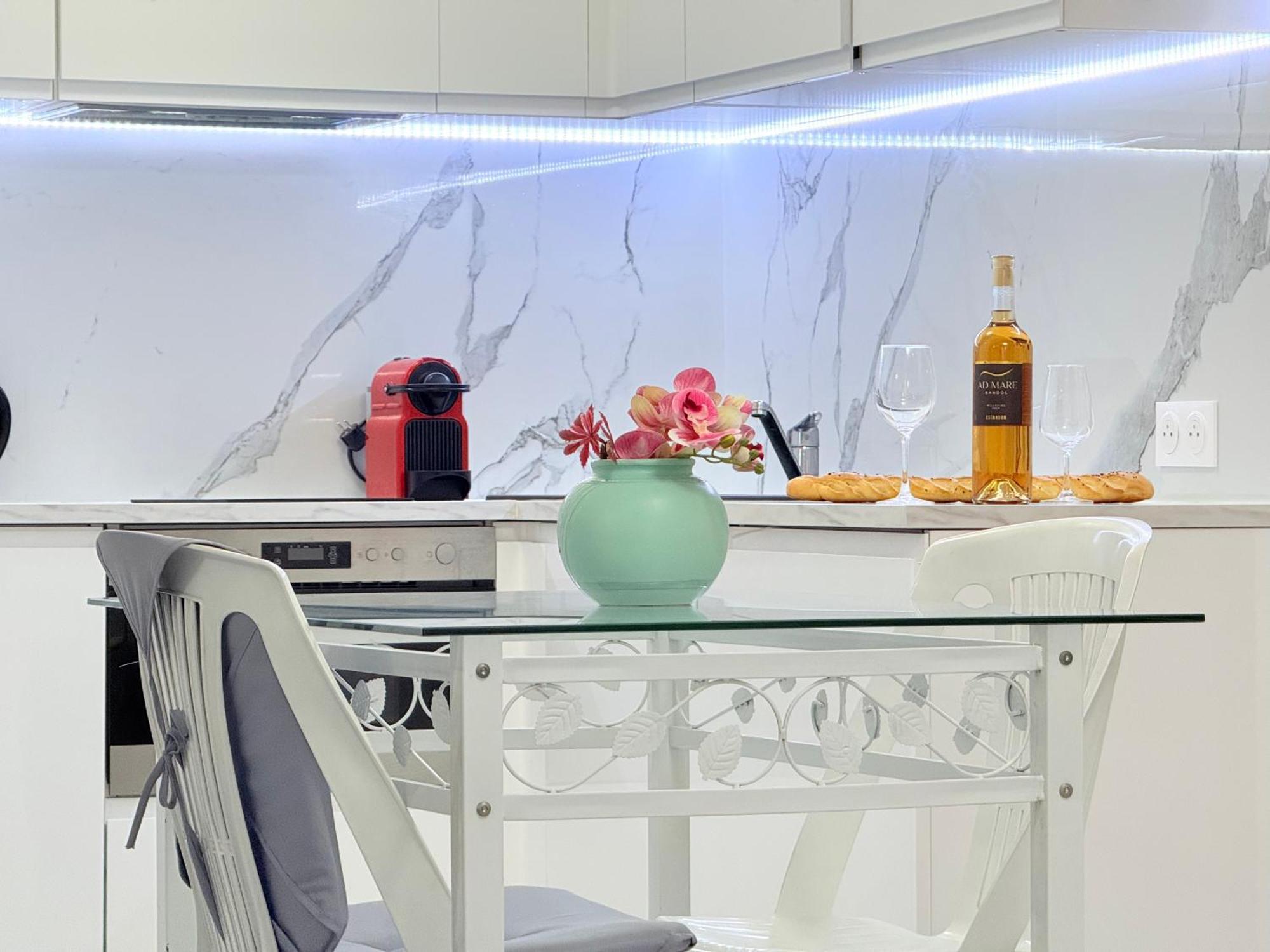 Place Close To The Ac Air , Wi Fi, Parking Apartment *