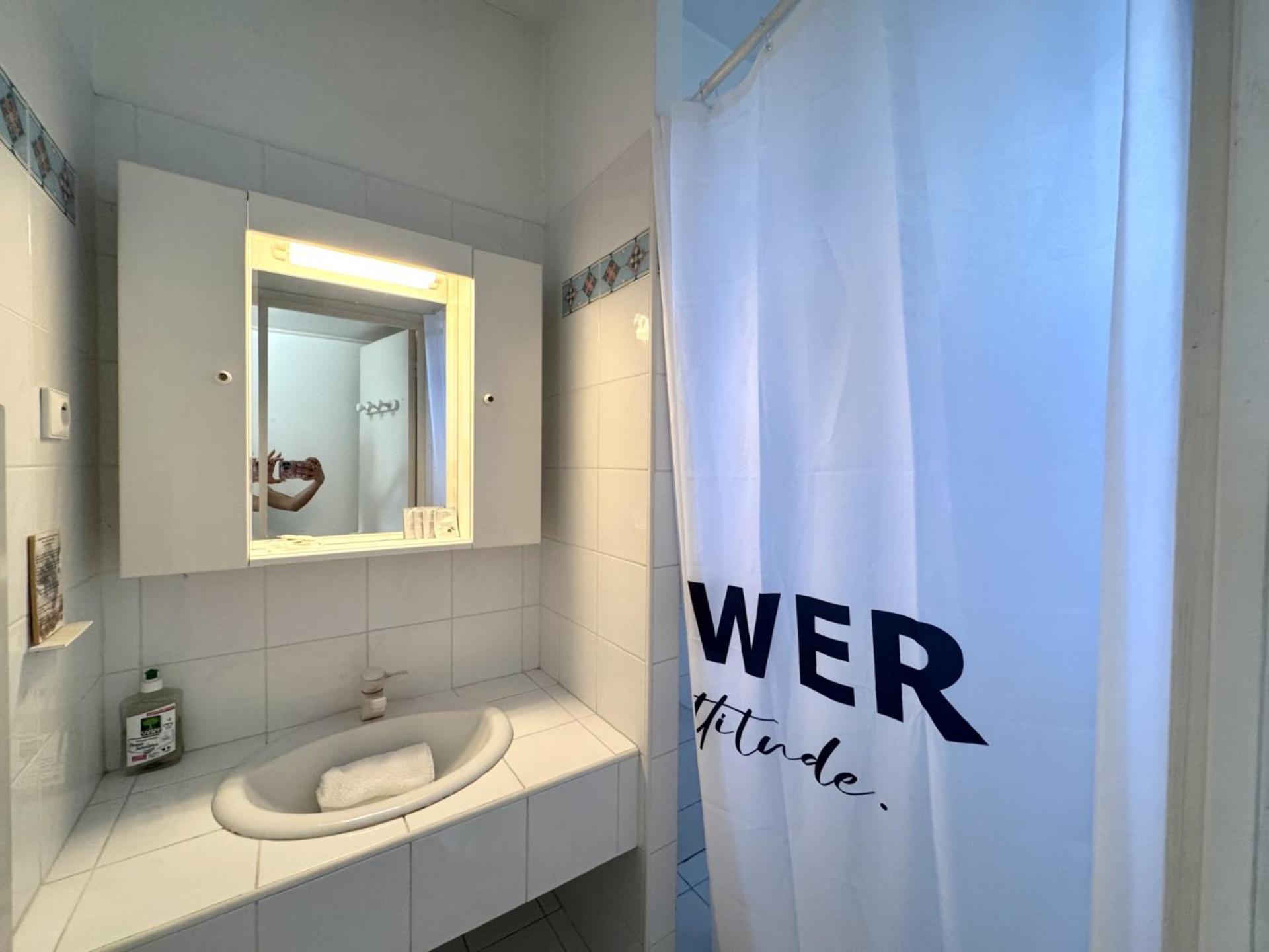 Riviera: Old Town Charm With Sea View Balcony Nice