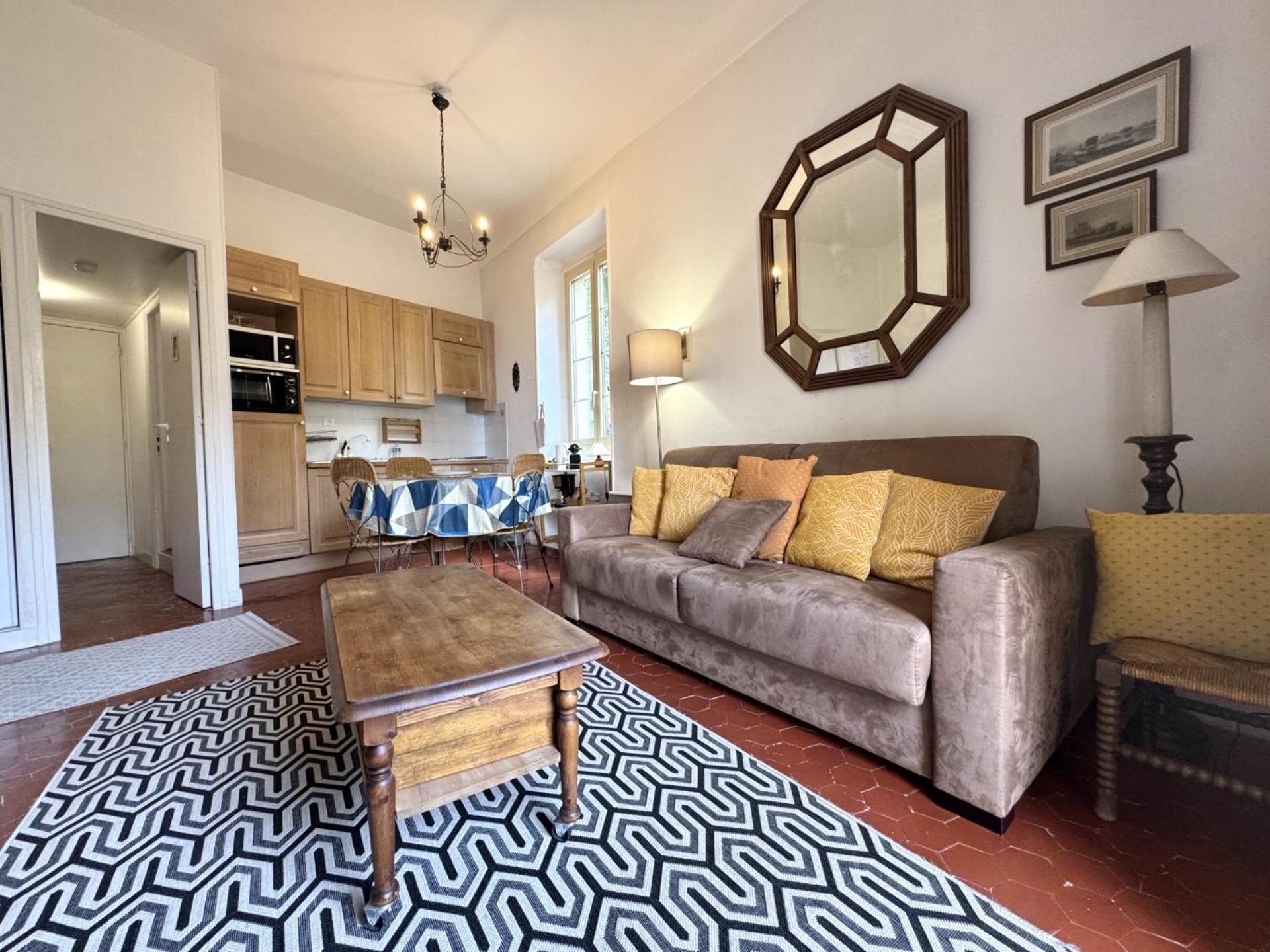 Riviera: Old Town Charm With Sea View Balcony Apartment Nice