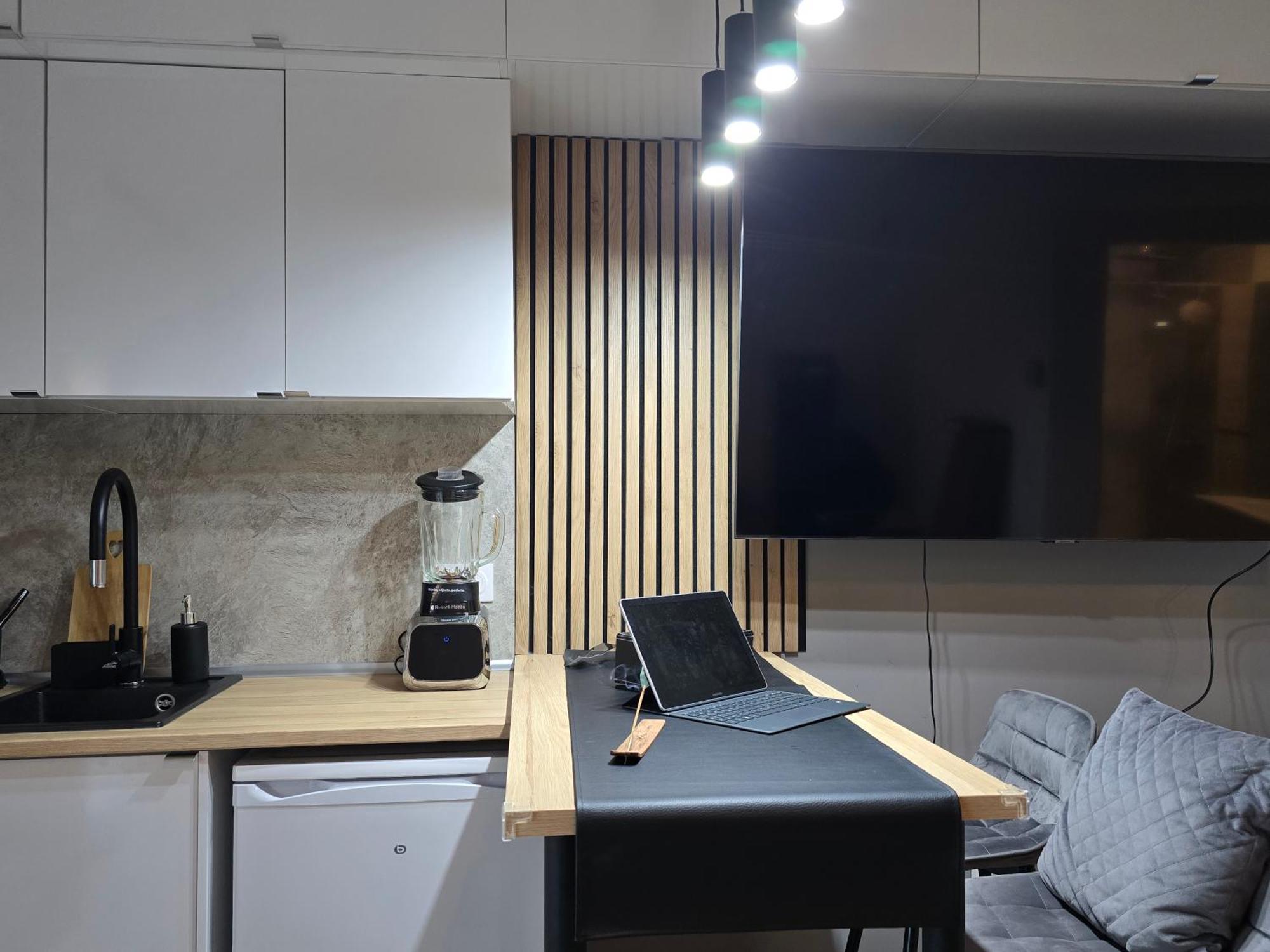 Apartment Lovely 1 Bedroom Vacation With Free Parking.