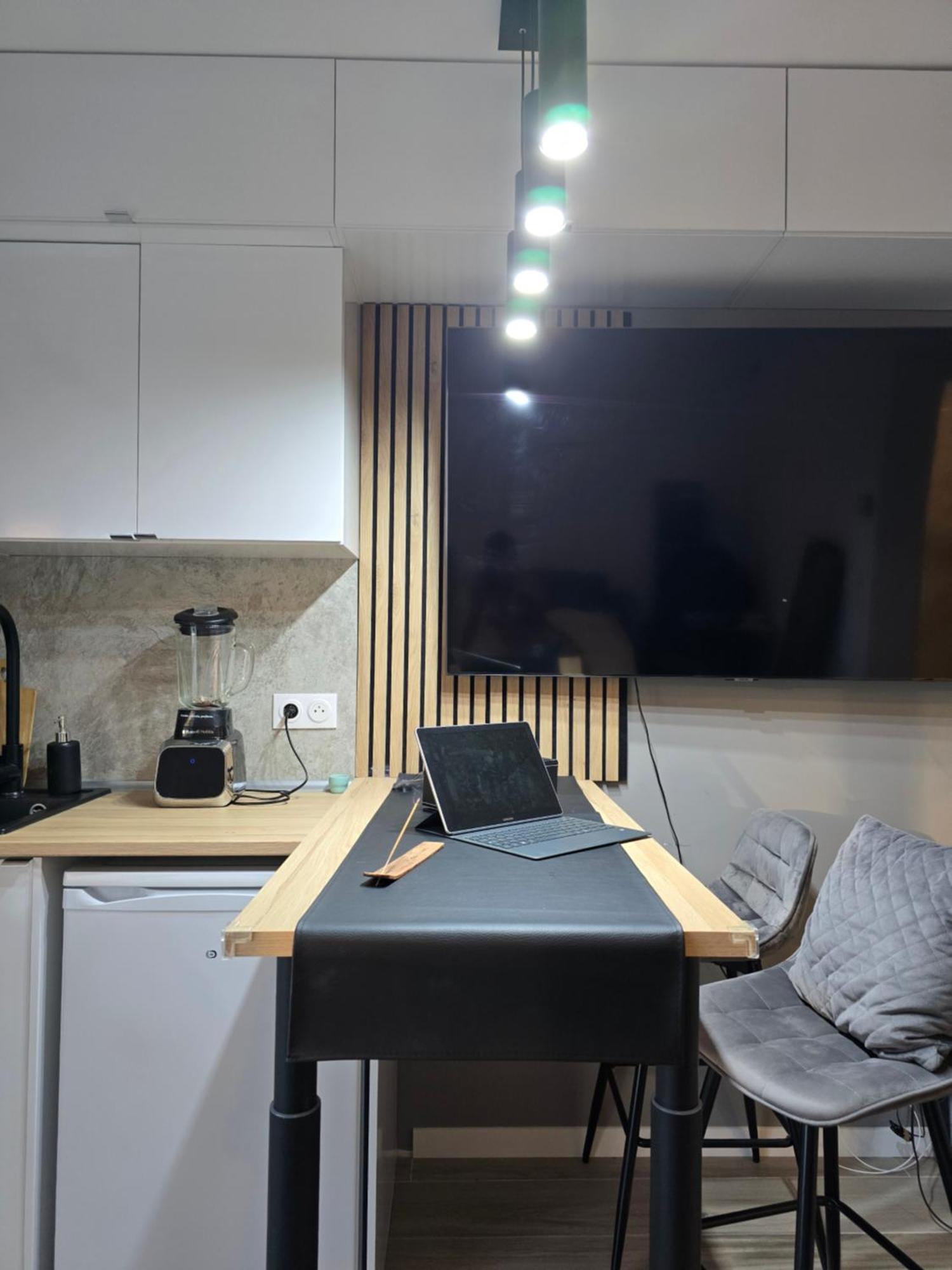 Lovely 1 Bedroom Vacation With Free Parking.