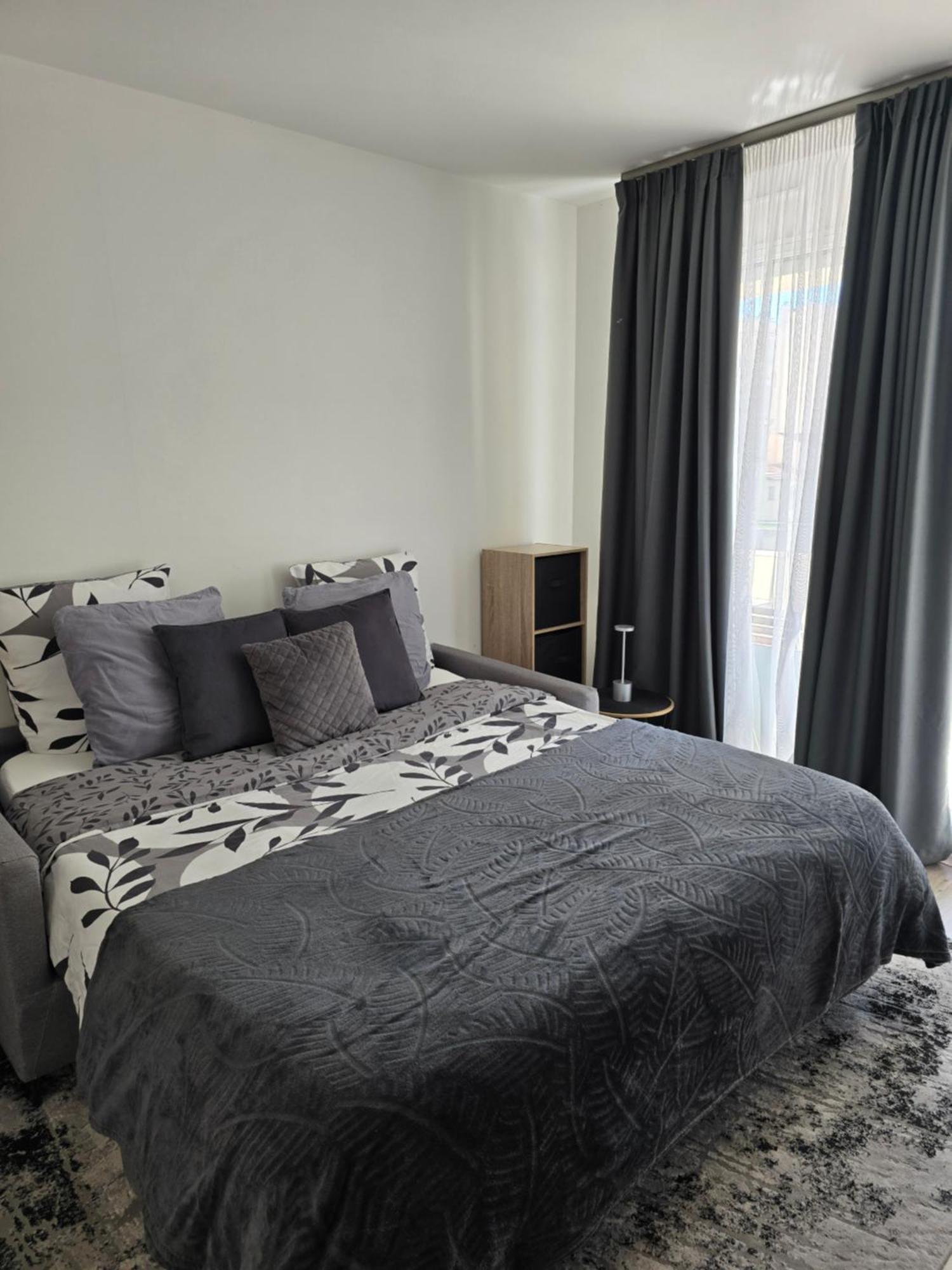 Lovely 1 Bedroom Vacation With Free Parking. Apartment