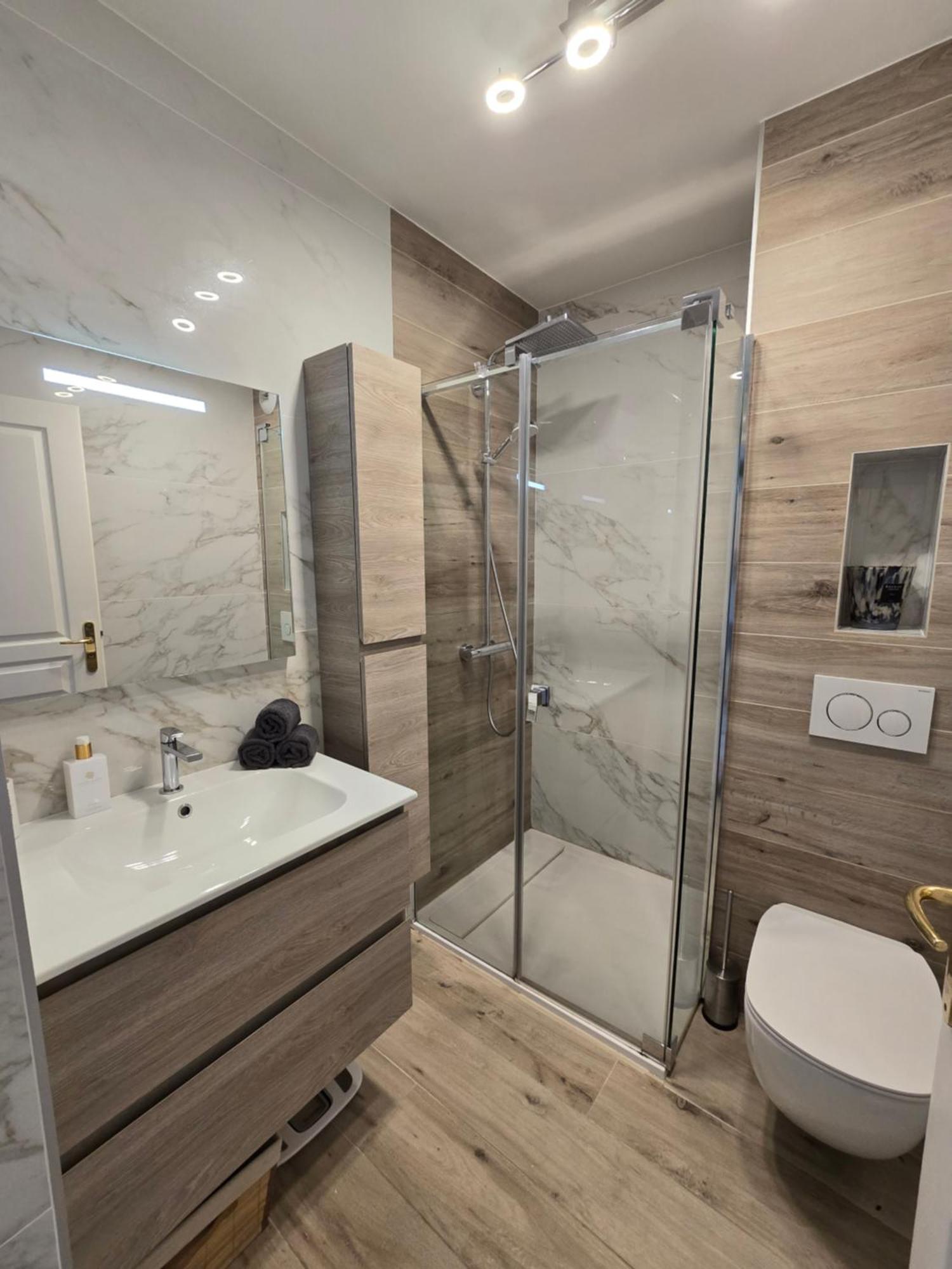 Lovely 1 Bedroom Vacation With Free Parking. *