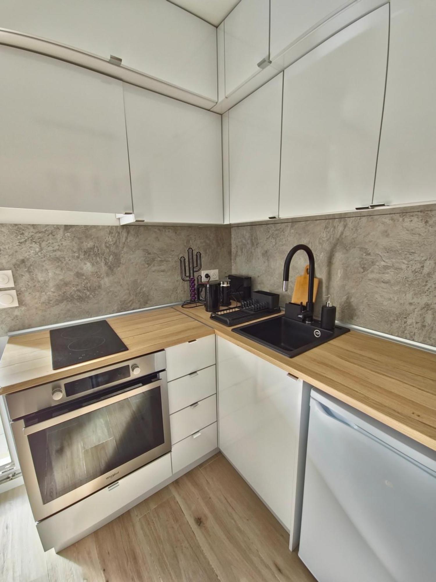 Lovely 1 Bedroom Vacation With Free Parking. * Nice