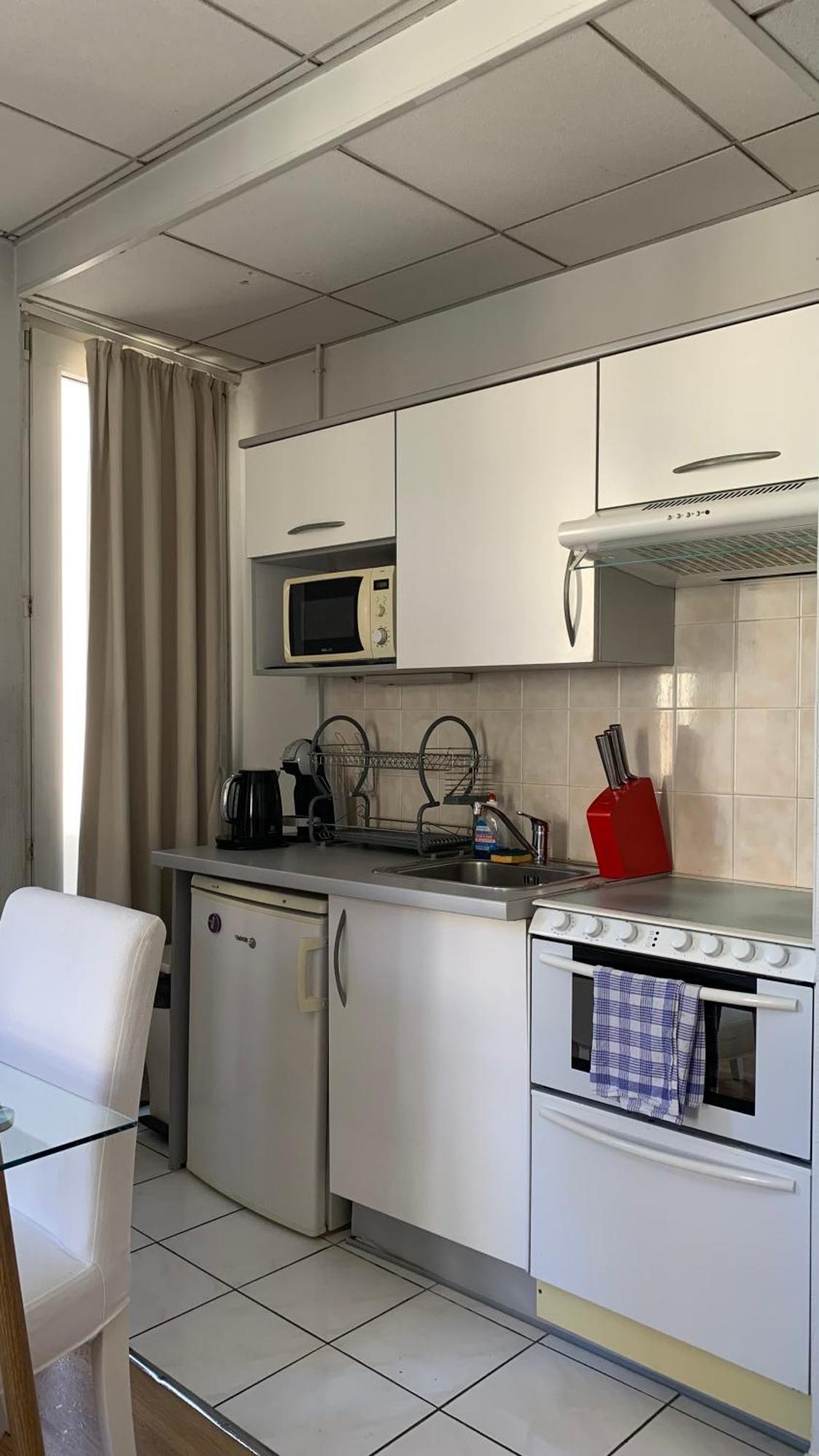 Apartment 1 Bedroom Flat In The Street *