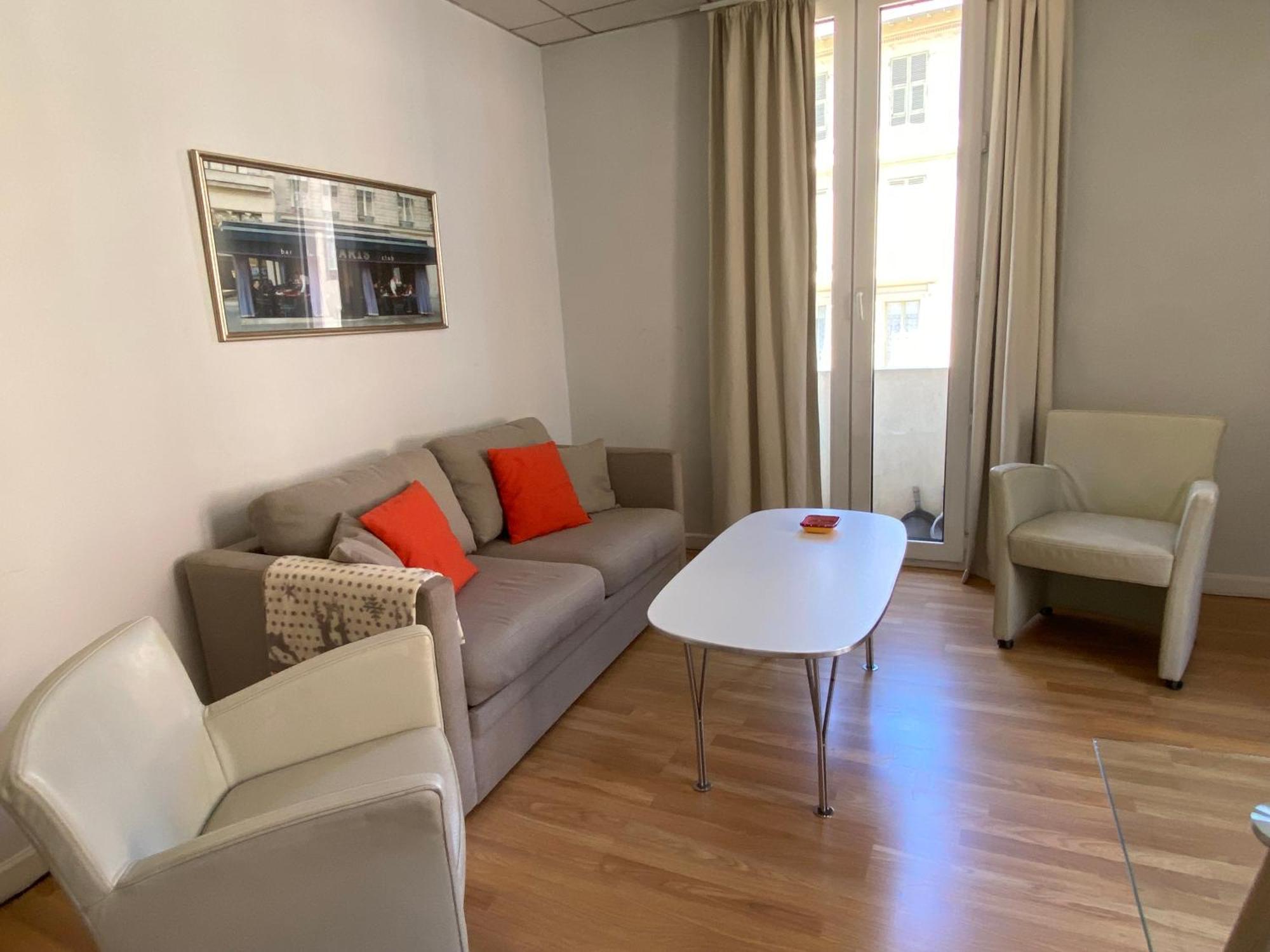 1 Bedroom Flat In The Street *