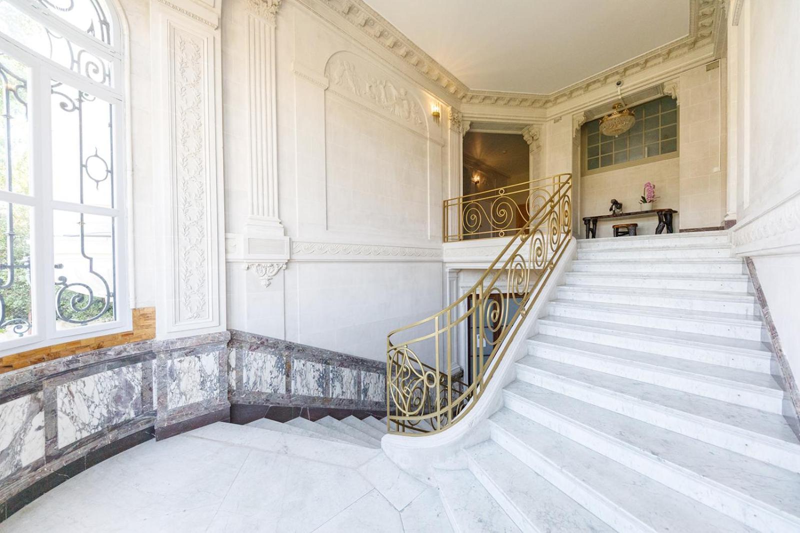 Monique-parking Free Nice