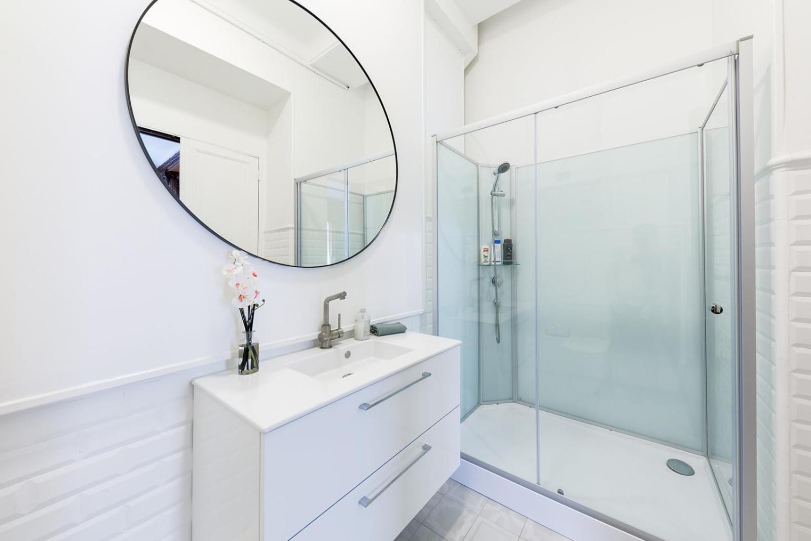 Monique-parking Free Nice