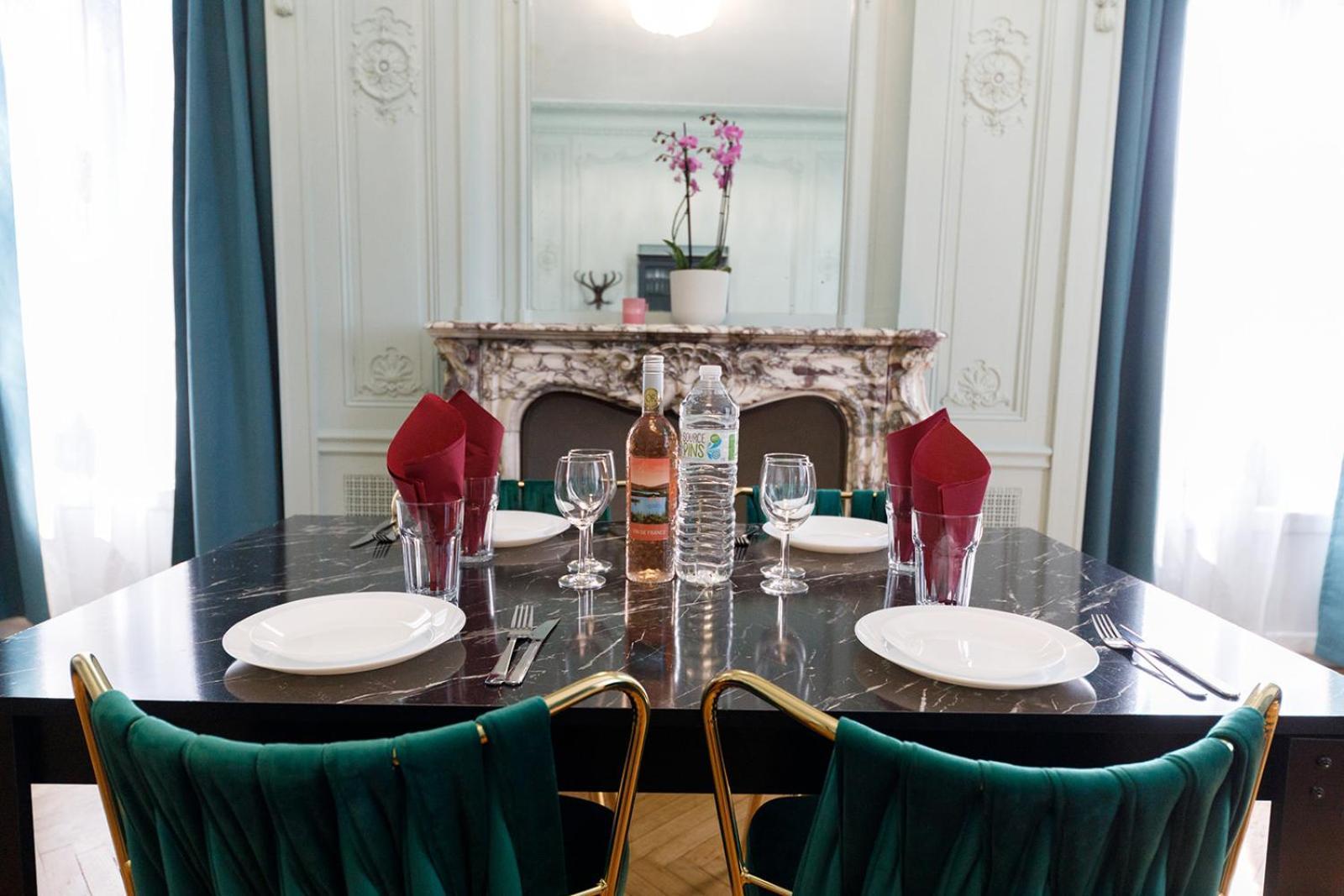 Monique-parking Free Nice