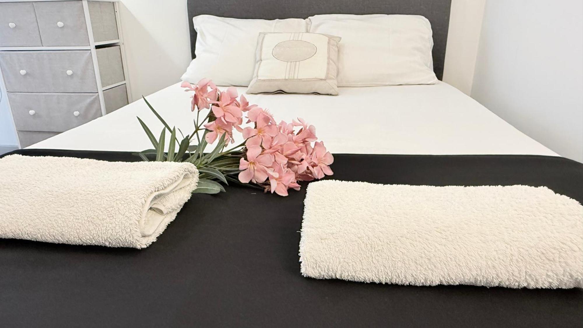 Seaside Place,1 Min To The Beach, Wi Fi, Parking Apartment