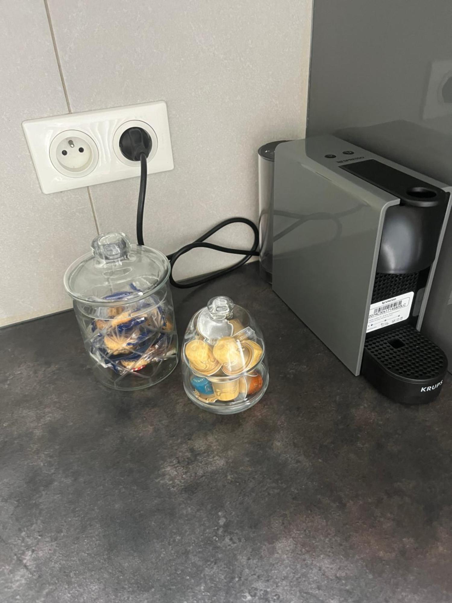 Nice, Jolie A 6 Min A Pied De La *