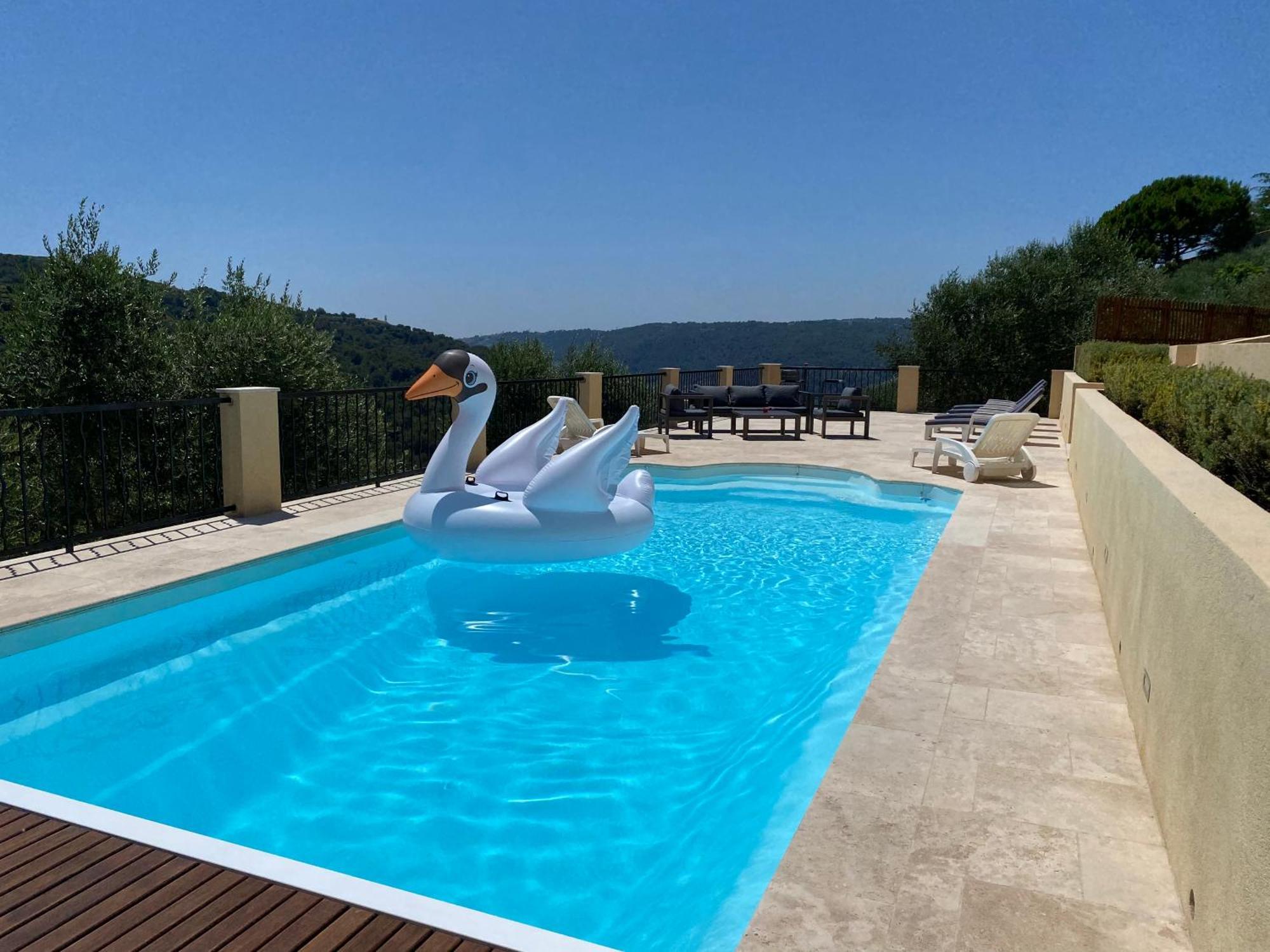 Avec Piscine Chauffee Collines Villa