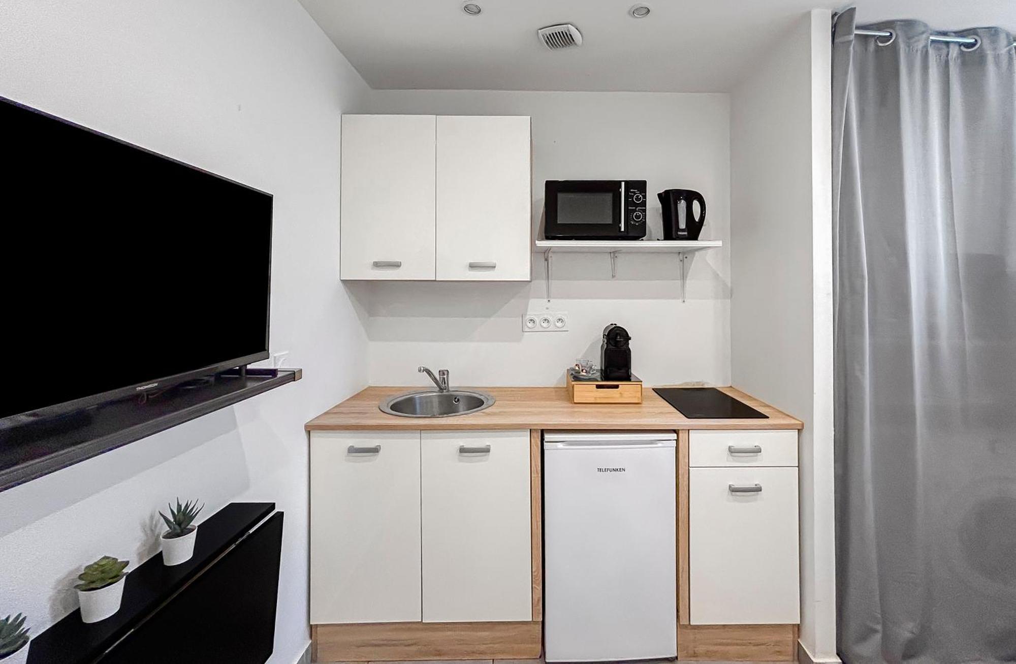 Studio Lumineux Et Moderne A Nice, Bien Situe