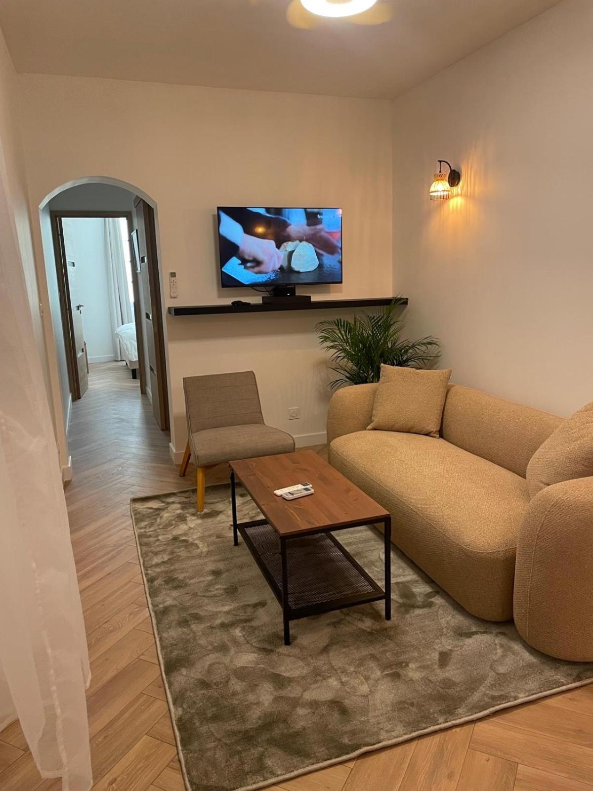 Apartment Recently Renovated In Quiet Area In Heart Of Old *