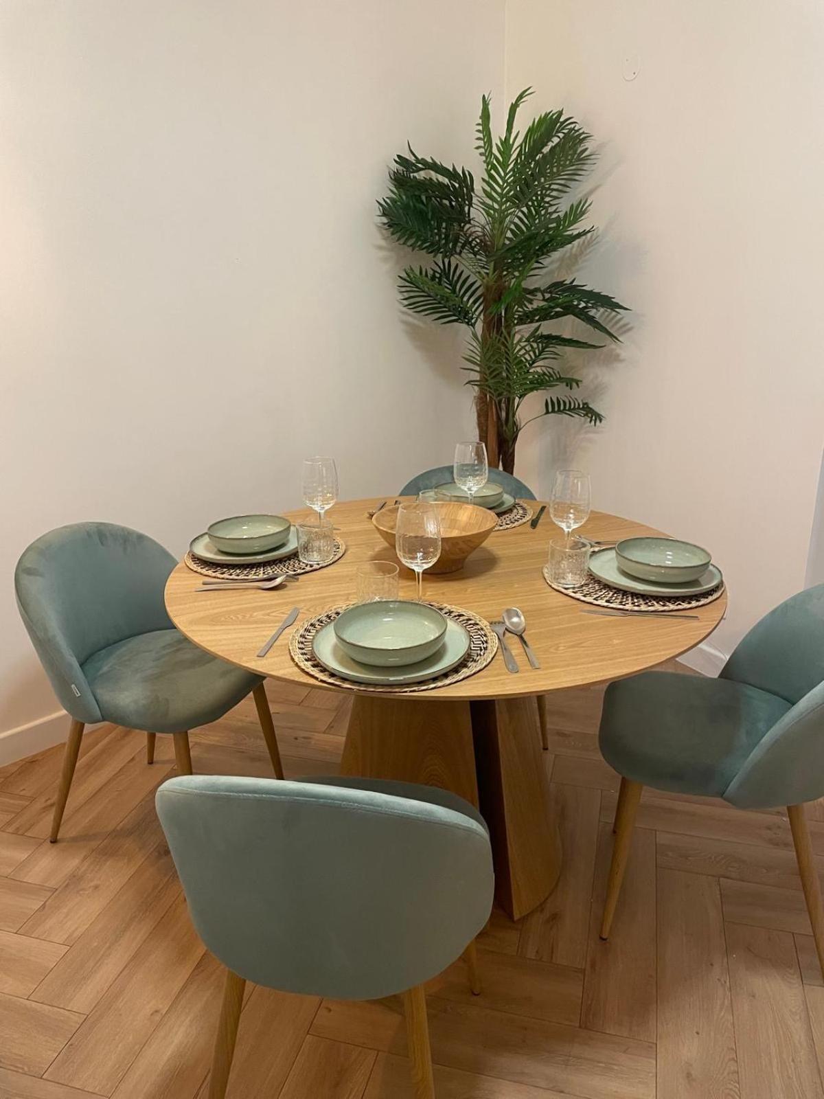 Recently Renovated In Quiet Area In Heart Of Old Apartment *