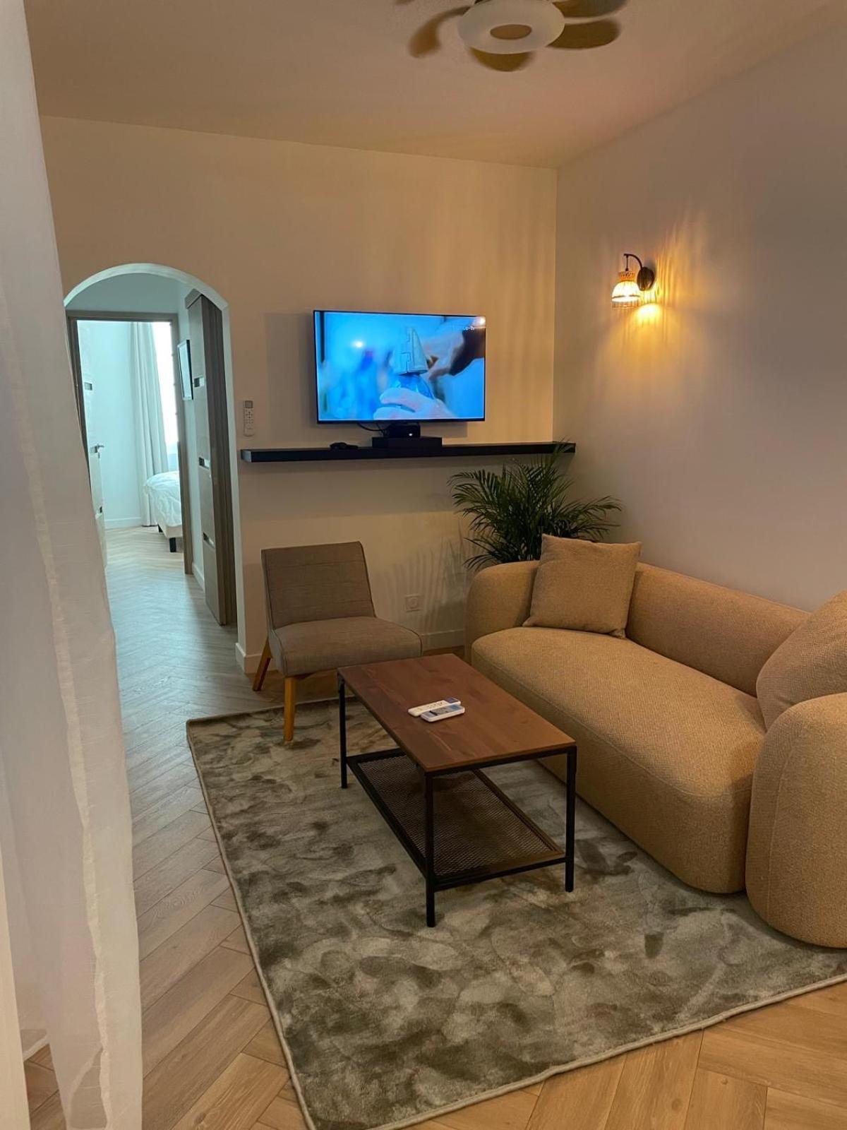 Apartment Recently Renovated In Quiet Area In Heart Of Old *